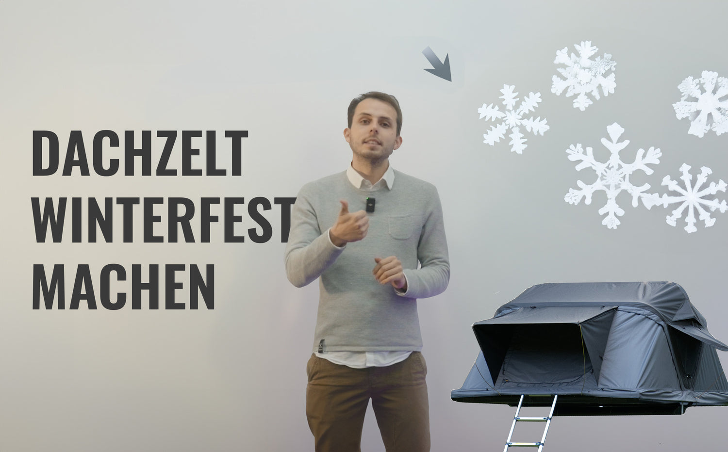 Ein Mann erklärt vor einem Dachzelt und Schneeflocken, wie man es winterfest macht – informativ und einladend.