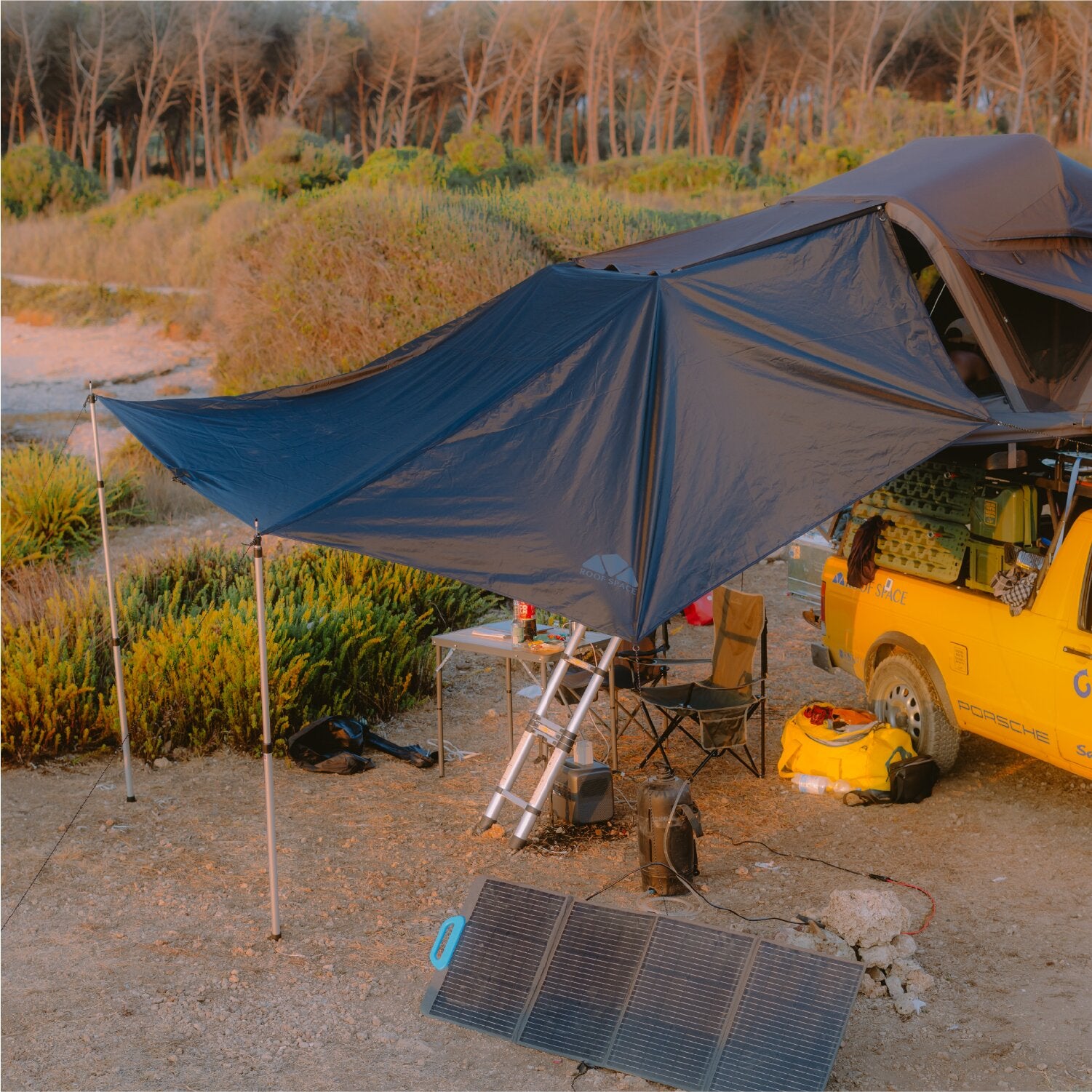 Aufgebaute Light Awning Markise am Roof Space Dachzelt im Camping-Setup in der Natur.
