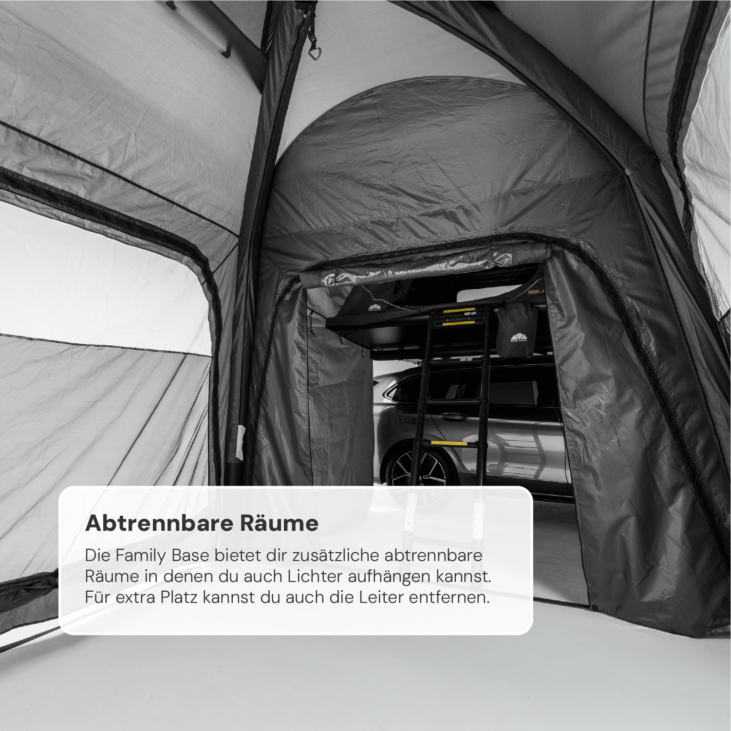 Innenansicht eines grau-schwarzen Zeltes, das an einem Auto befestigt ist, mit Text "Abtrennbare Räume".