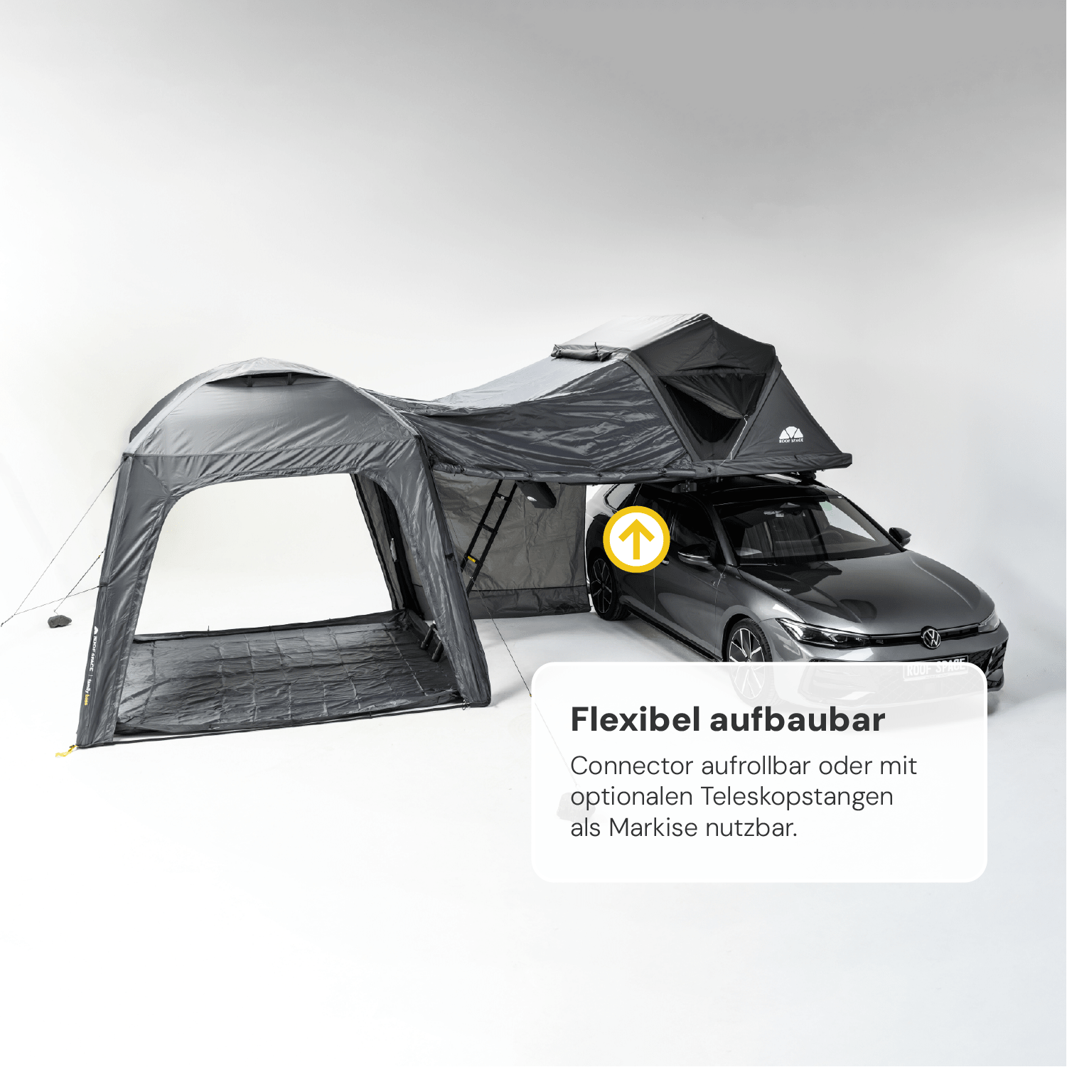 Ein graues Auto mit Dachzelt und grauem Vorzelt in einer Studioaufnahme. Text: "Flexibel aufbaubar". Ein gelber Pfeil zeigt nach oben auf das Dachzelt.