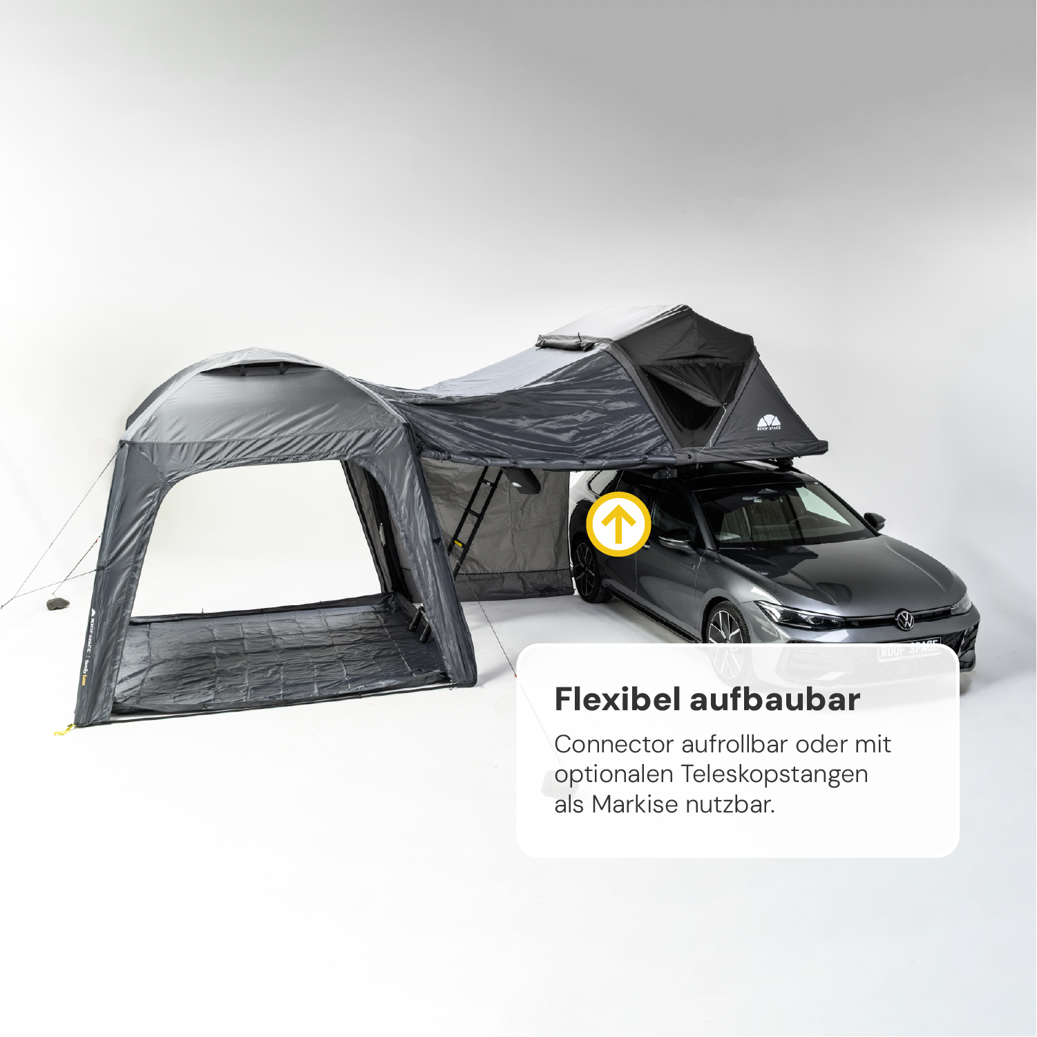 Ein graues Auto mit Dachzelt und grauem Vorzelt in einer Studioaufnahme. Text: "Flexibel aufbaubar". Ein gelber Pfeil zeigt nach oben auf das Dachzelt.