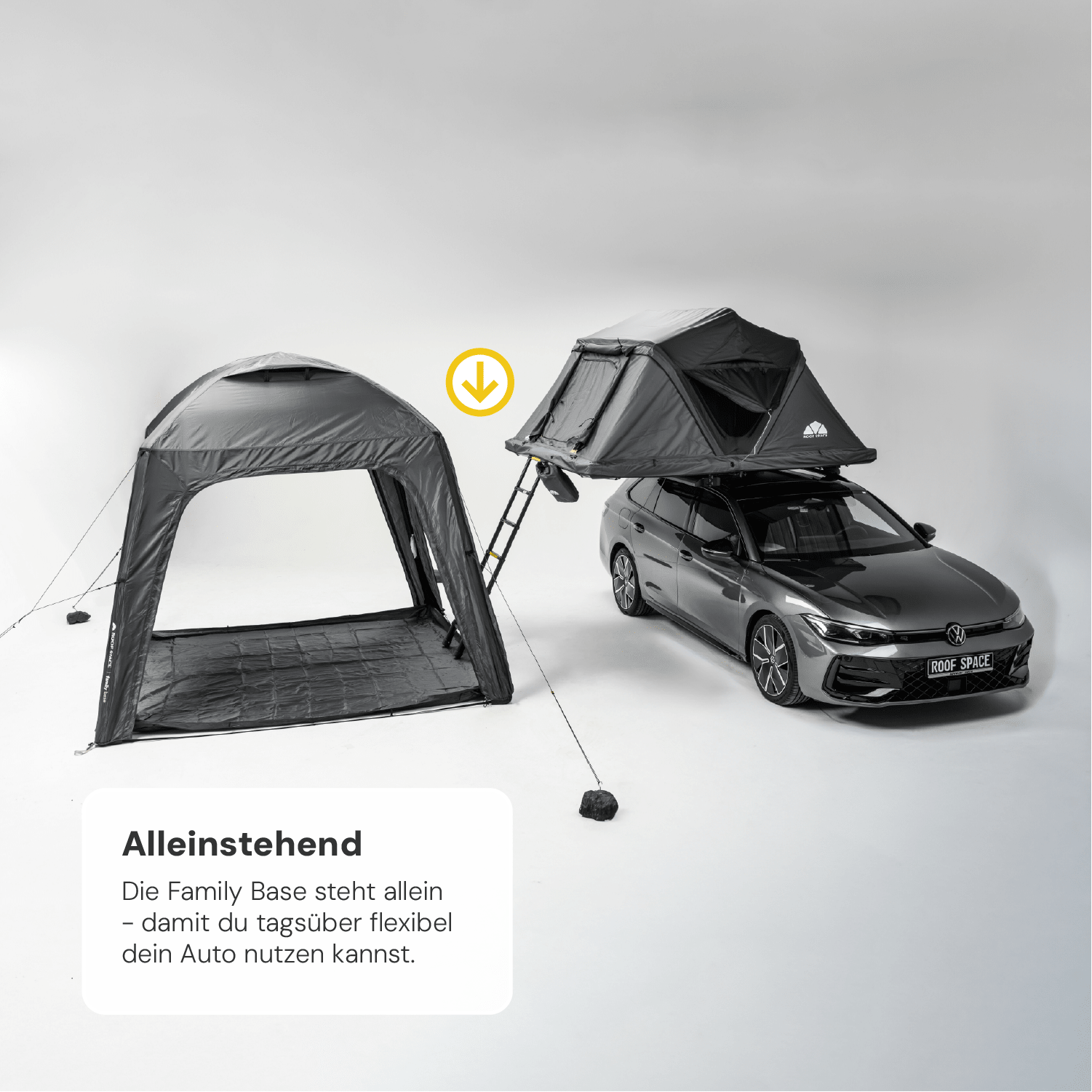 Graues Auto mit Dachzelt und einer freistehenden, grauen Family Base vor weißem Hintergrund. Text: "Alleinstehend", "ROOF SPACE".