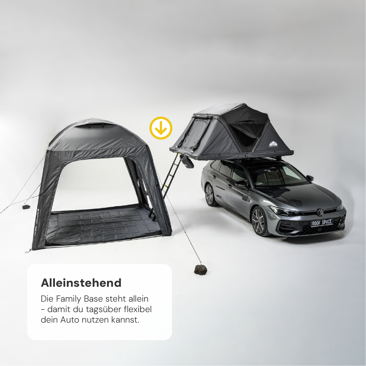 Graues Auto mit Dachzelt und einer freistehenden, grauen Family Base vor weißem Hintergrund. Text: "Alleinstehend", "ROOF SPACE".
