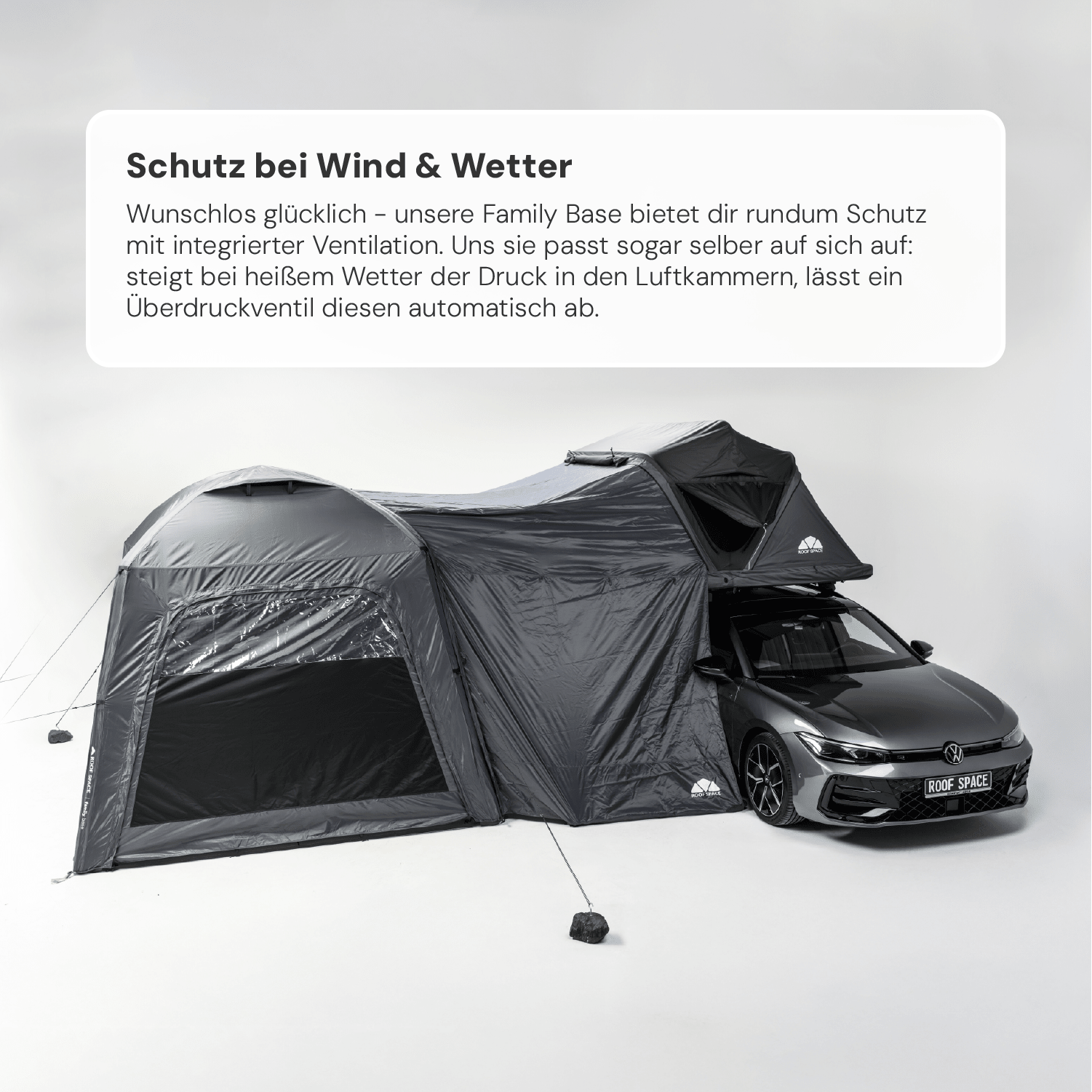 Ein graues Auto mit einem grauem Zelt "ROOF SPACE" verbunden, vor einem weißen Hintergrund. "Schutz bei Wind & Wetter" Text darüber.