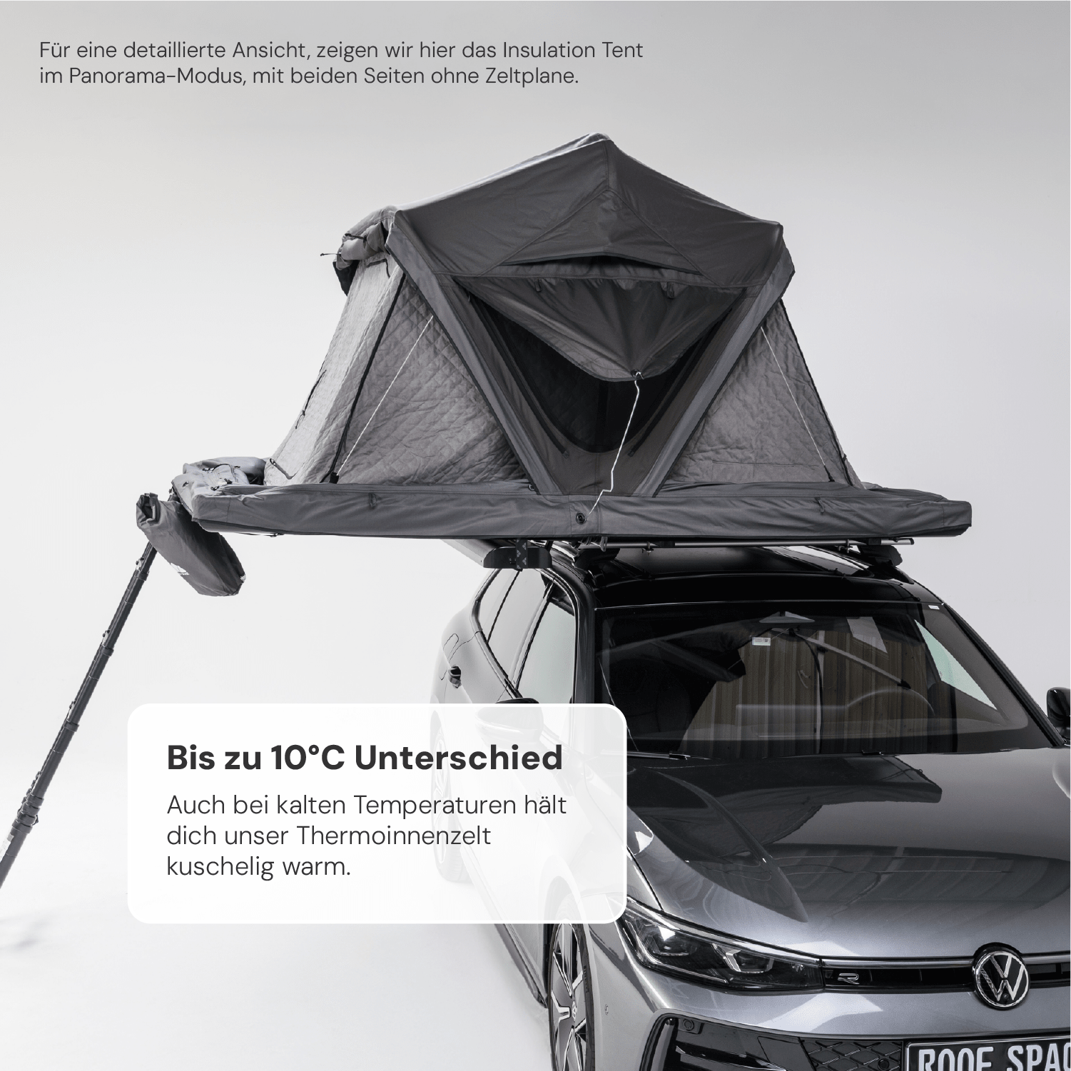 Graues Auto mit montiertem, geöffnetem Dachzelt im Panoramamodus. Text: "Bis zu 10°C Unterschied. Thermoinnenzelt hält kuschelig warm." Helles Studioambiente.