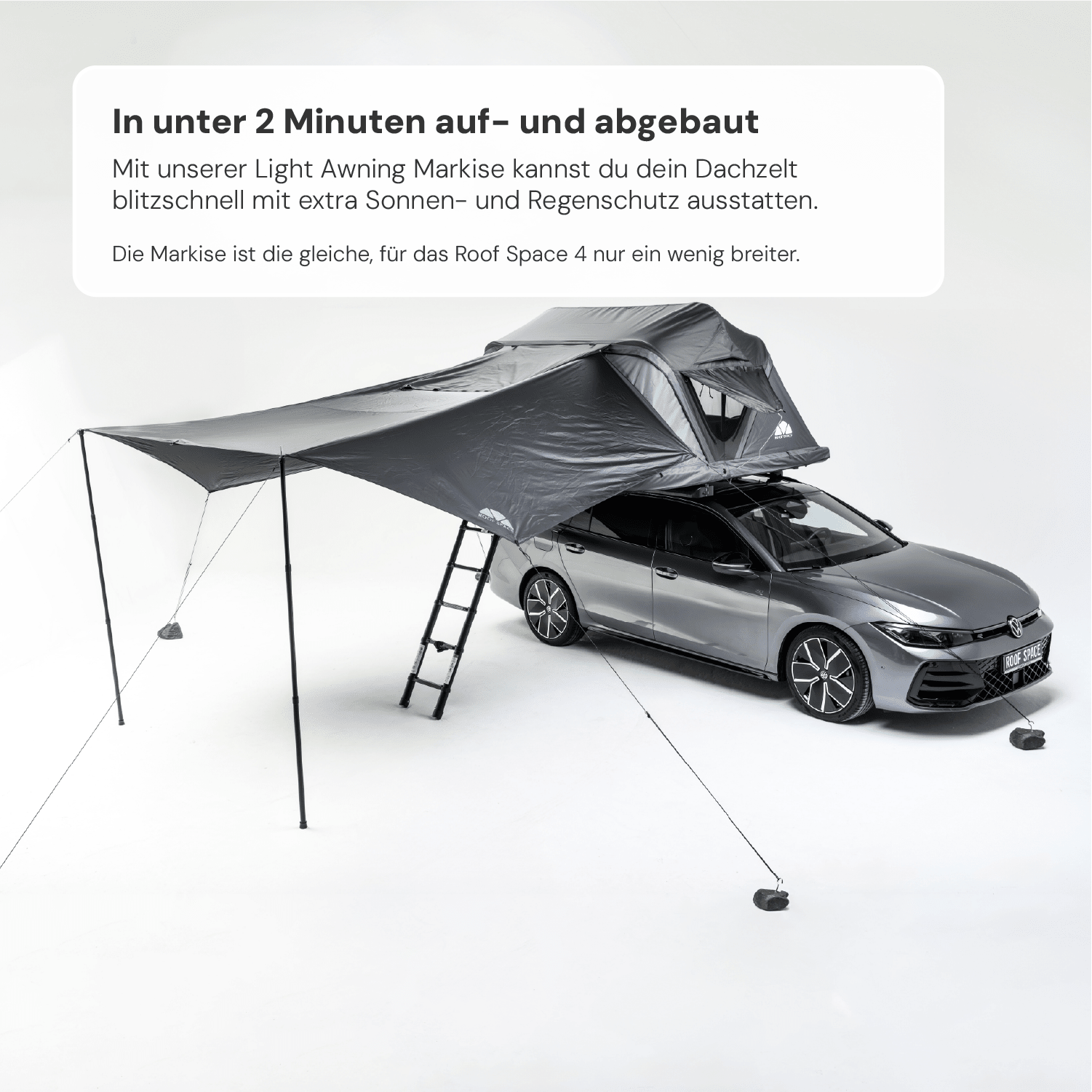 Ein graues Auto mit einem Dachzelt und einer grauen Markise vor einem weißen Hintergrund. Text: "In unter 2 Minuten auf- und abgebaut" und "ROOF SPACE".
