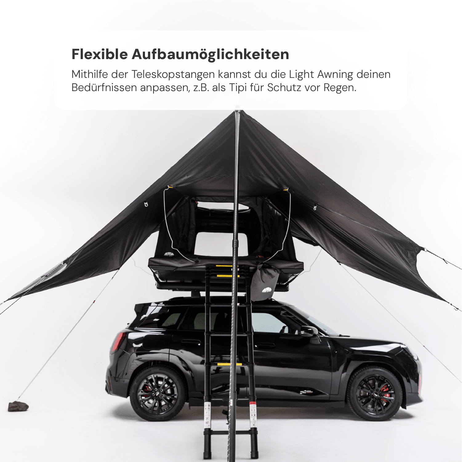 Schwarzer Mini Cooper mit montiertem Dachzelt und schwarzem Sonnensegel vor weißem Hintergrund. Text: "Flexible Aufbaumöglichkeiten", "Light Awning".