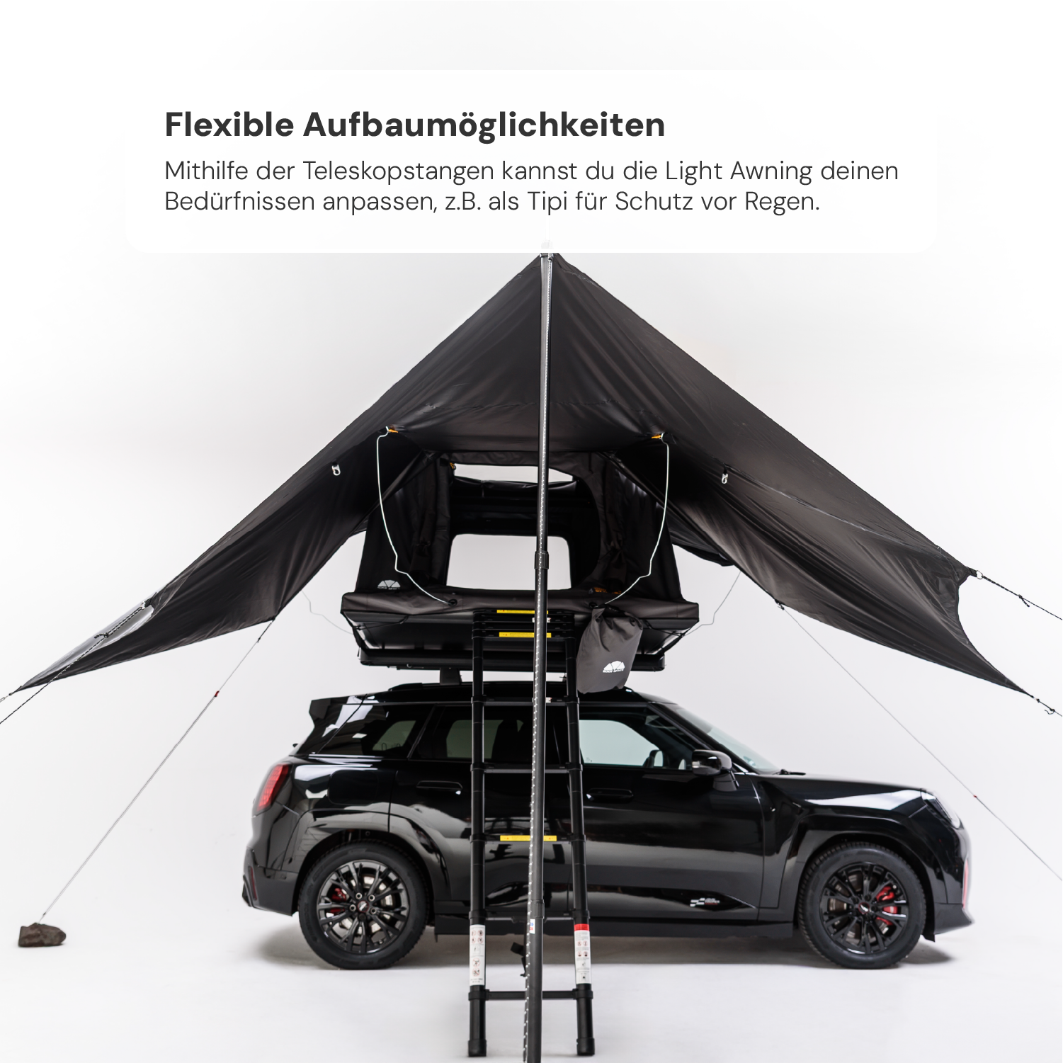 Schwarzer Mini Cooper mit montiertem Dachzelt und schwarzem Sonnensegel vor weißem Hintergrund. Text: "Flexible Aufbaumöglichkeiten", "Light Awning".
