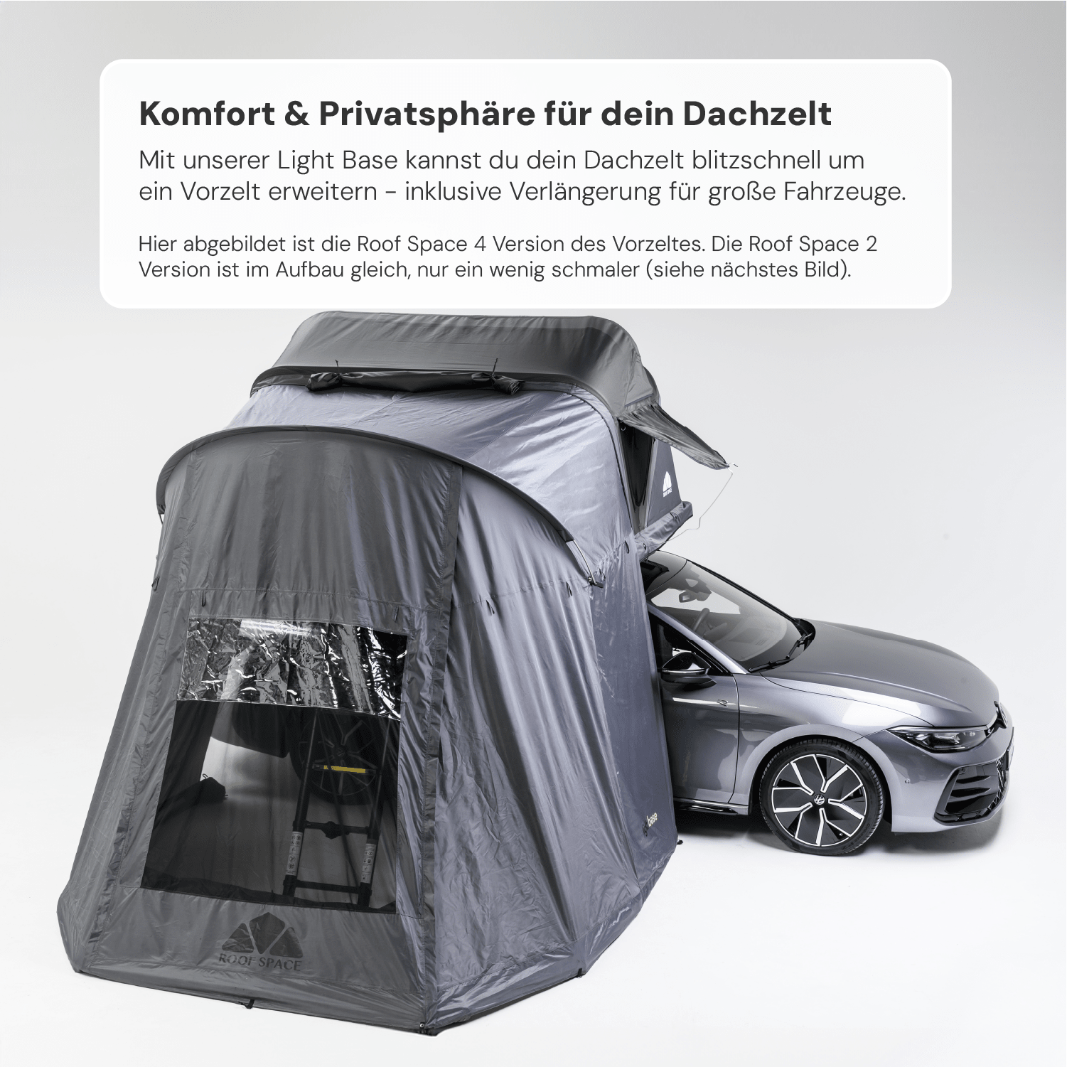 Ein graues Dachzeltvorzelt "Roof Space" ist an ein silbernes Auto angebracht, das im Hintergrund vor einem weißen Hintergrund steht. Der Text darüber wirbt für "Komfort & Privatsphäre für dein Dachzelt".