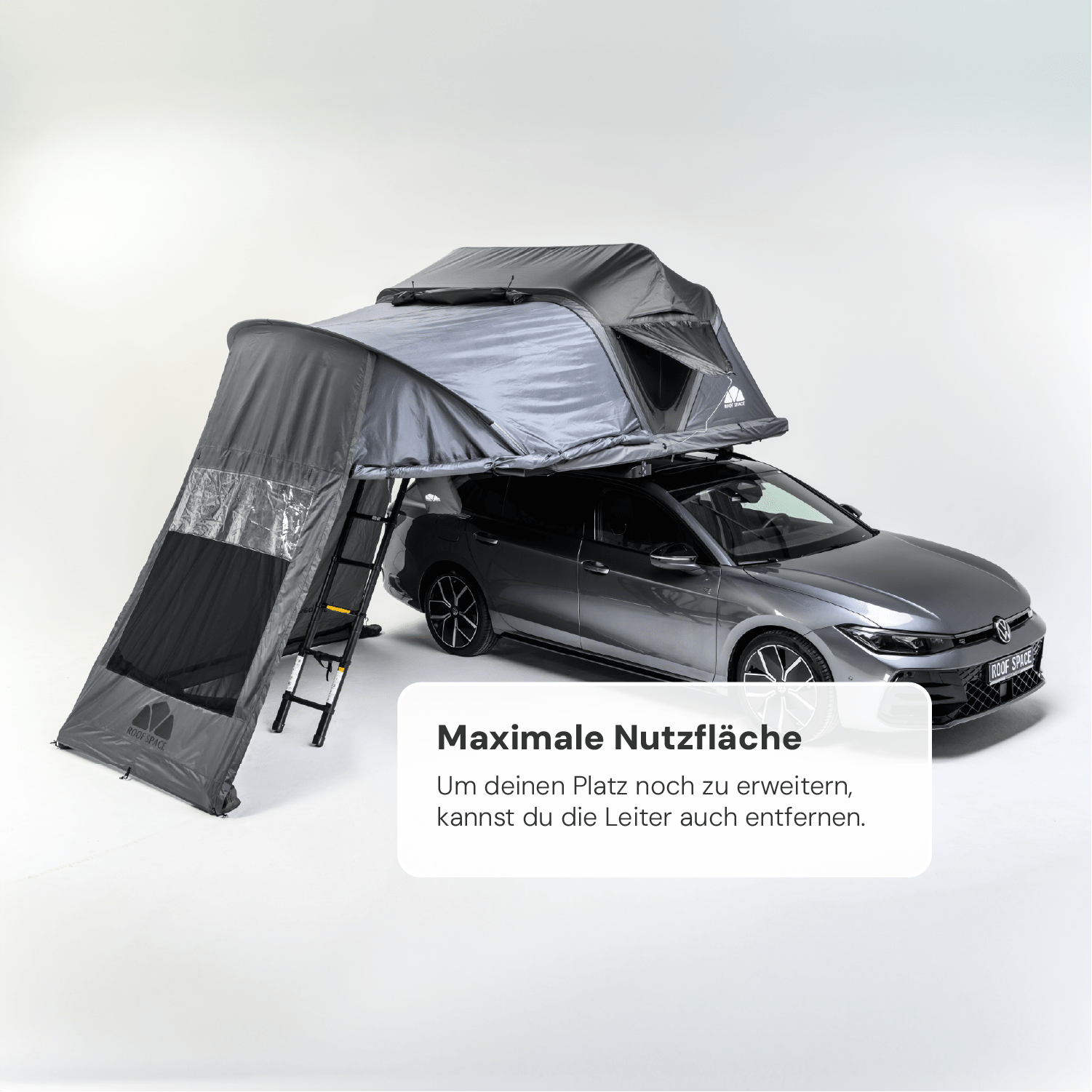 Grauer VW mit Dachzelt "ROOF SPACE", Leiter angebaut. Textfeld: "Maximale Nutzfläche. Um deinen Platz noch zu erweitern, kannst du die Leiter auch entfernen." Helle, neutrale Umgebung.