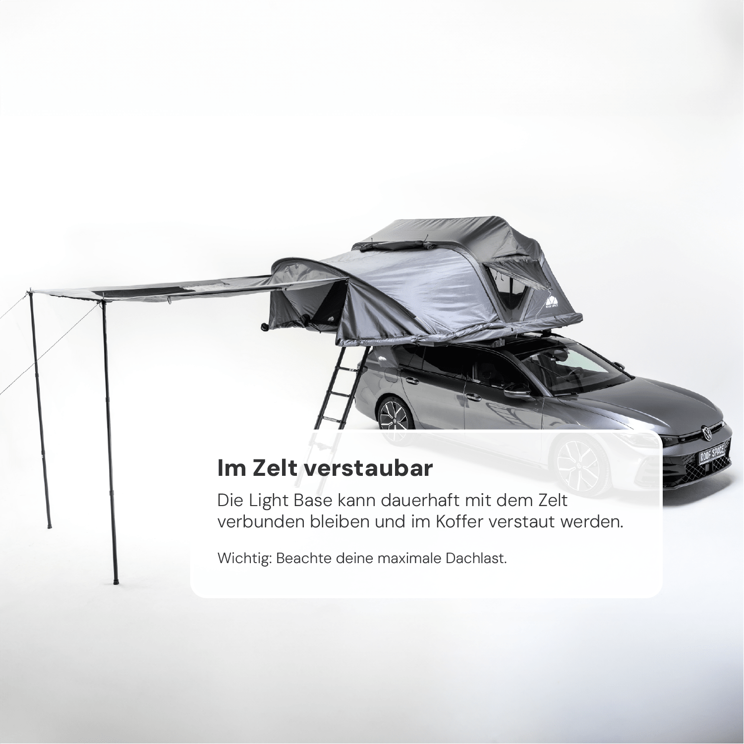 Ein graues Auto mit einem grauen Dachzelt und Markise vor einem weißen Hintergrund. Text: "Im Zelt verstaubar... Dachlast."