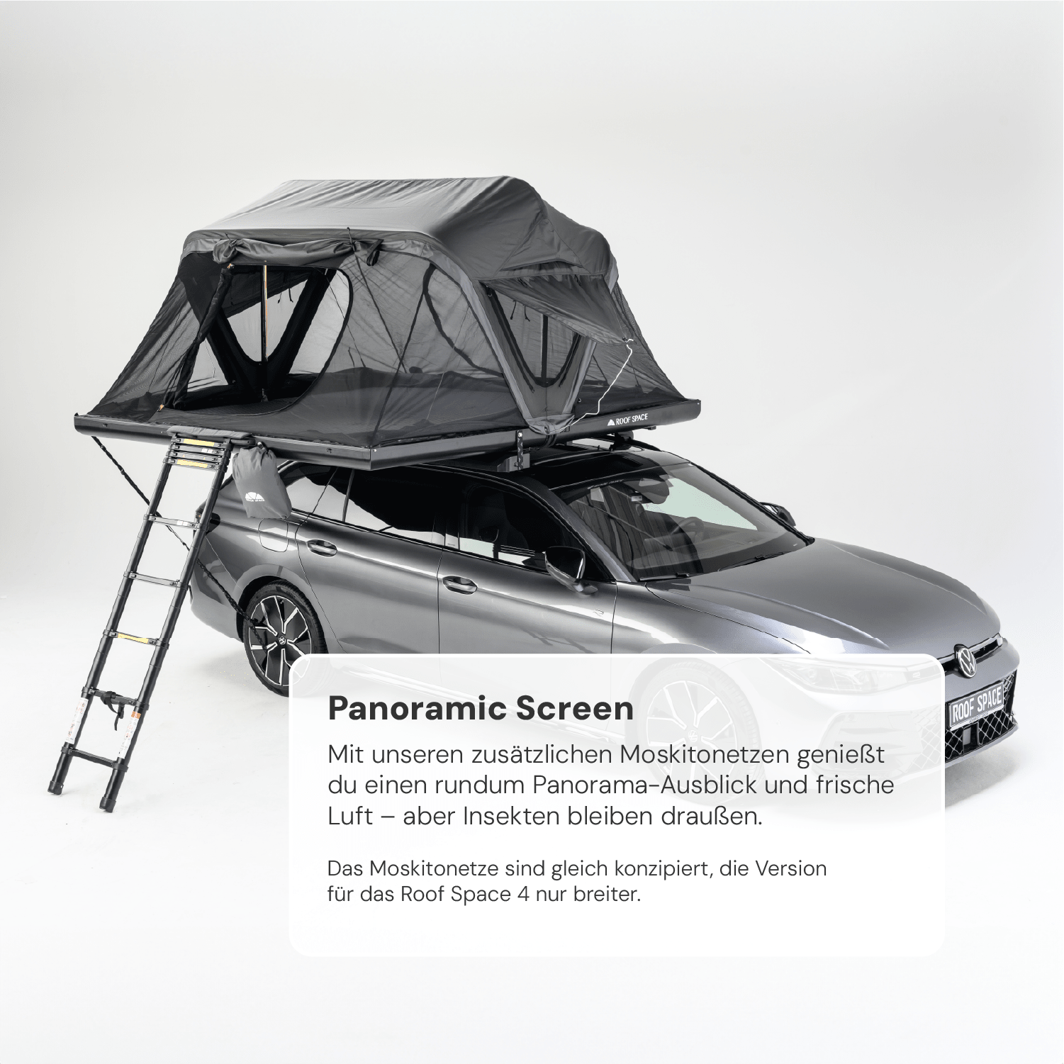 Graues Auto mit Dachzelt und ausziehbarer Leiter vor hellem Hintergrund. Text im Vordergrund: "Panoramic Screen". "ROOF SPACE"-Logos sind am Zelt und am Kühlergrill sichtbar.