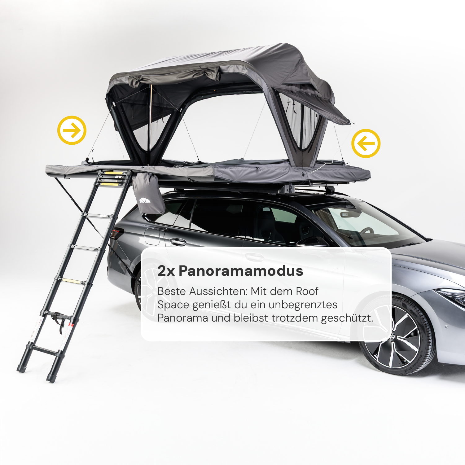 Grauer Kombi mit grauem Dachzelt und ausziehbarer Leiter vor weißem Hintergrund. Gelbe Pfeile zeigen seitliche Öffnungen. Text: "2x Panoramamodus. Beste Aussichten...".