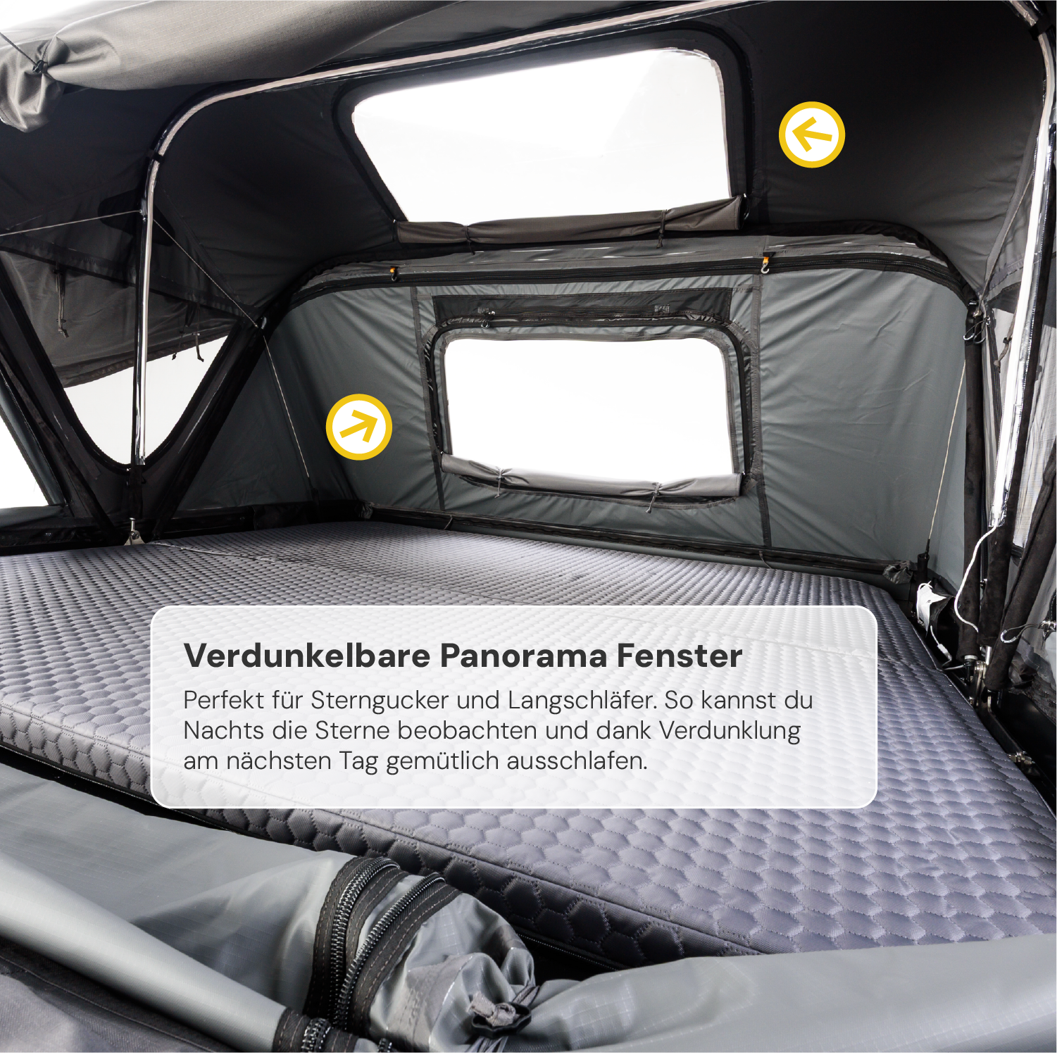 Innenansicht eines Dachzeltes mit grauer Matratze, Panoramafenstern und Verdunkelung, Text: "Verdunkelbare Panorama Fenster".