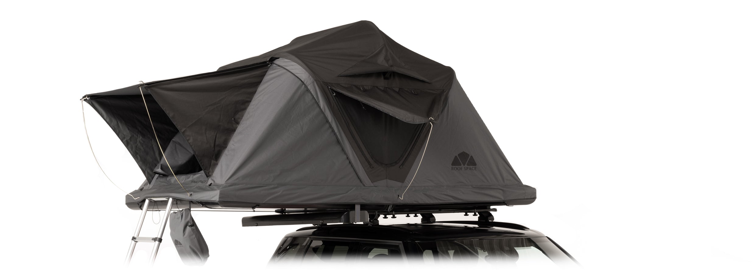 Ein graues Dachzelt von "Roof Space" auf einem schwarzen Autodach mit Leiter vor hellem Hintergrund. Das Zelt ist teilweise geöffnet.