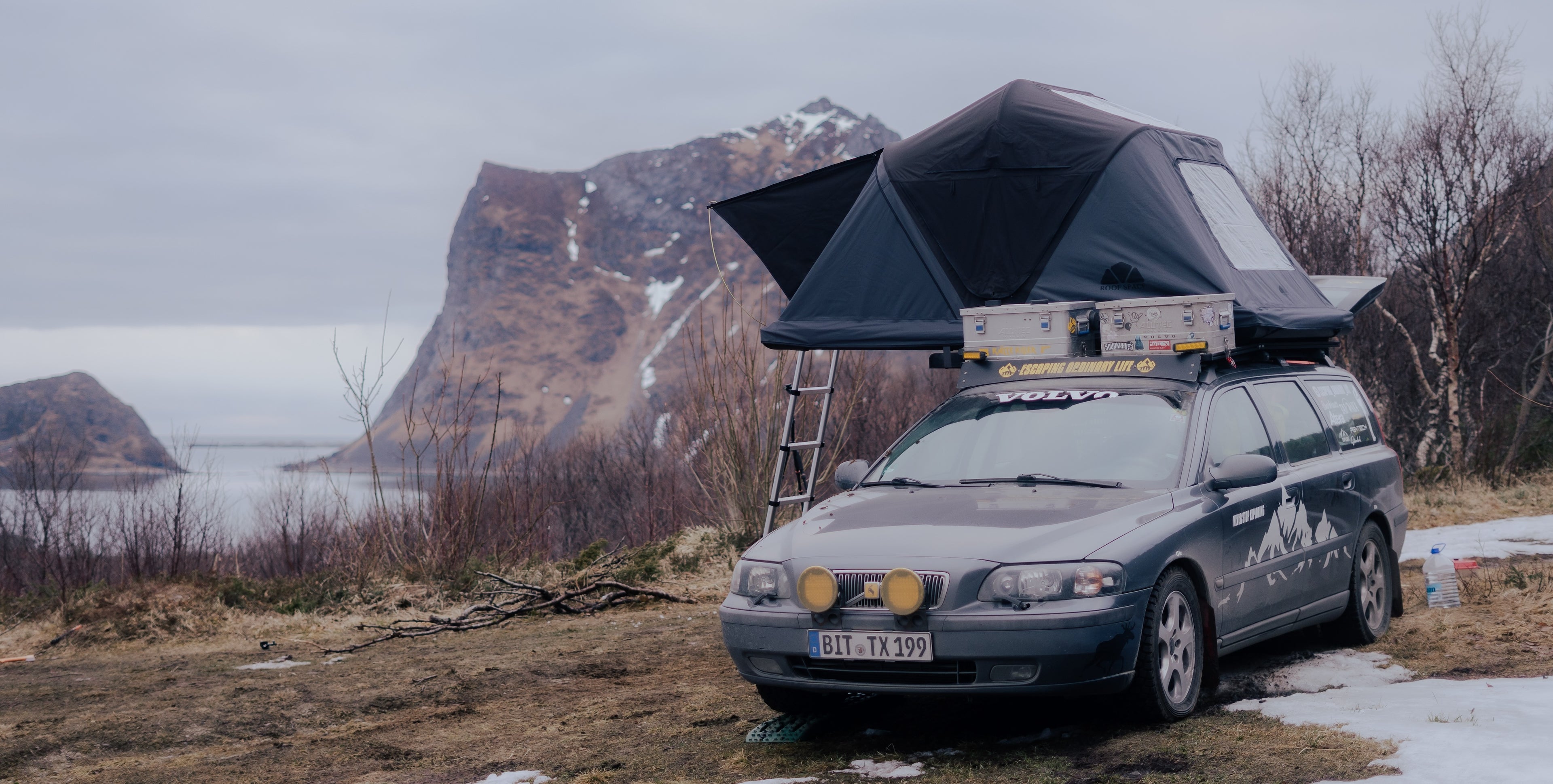 Dachzelt auf Volvo in Norwegen auf den Lofoten