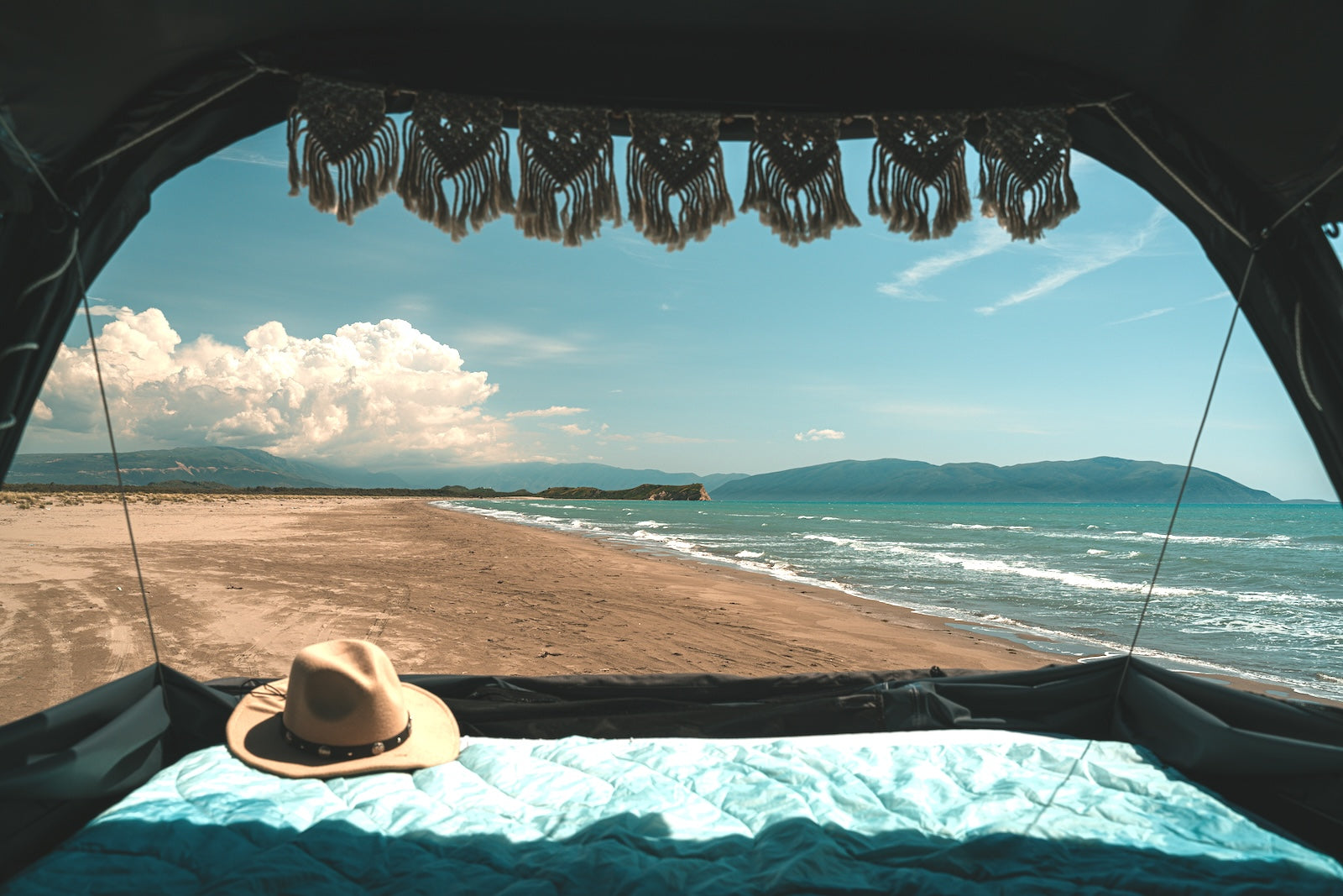 Das Dachzelt für 2 Personen Roof Space 2 mit geöffnetem Panoramamodus am Strand.