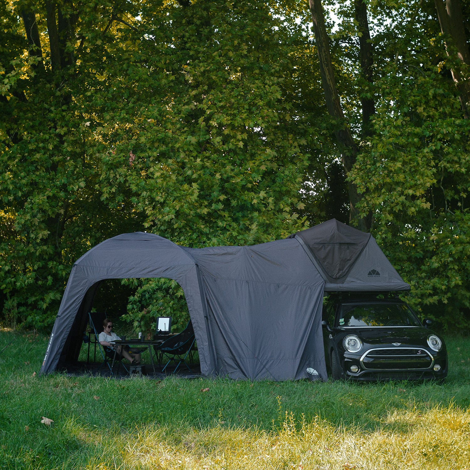 Dunkelgraues, wasserdichtes Zelt Family Base mit Autoverdeckung
