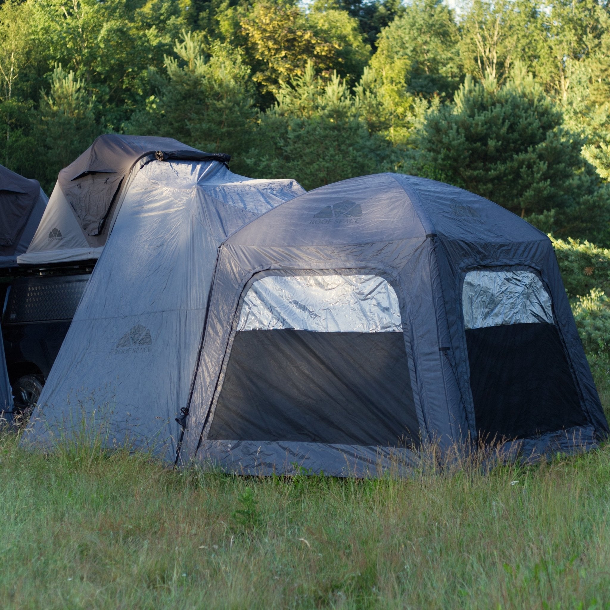 Dunkelgraues und schwarzes Campingzelt Family Base mit reflektierenden Silberfenstern