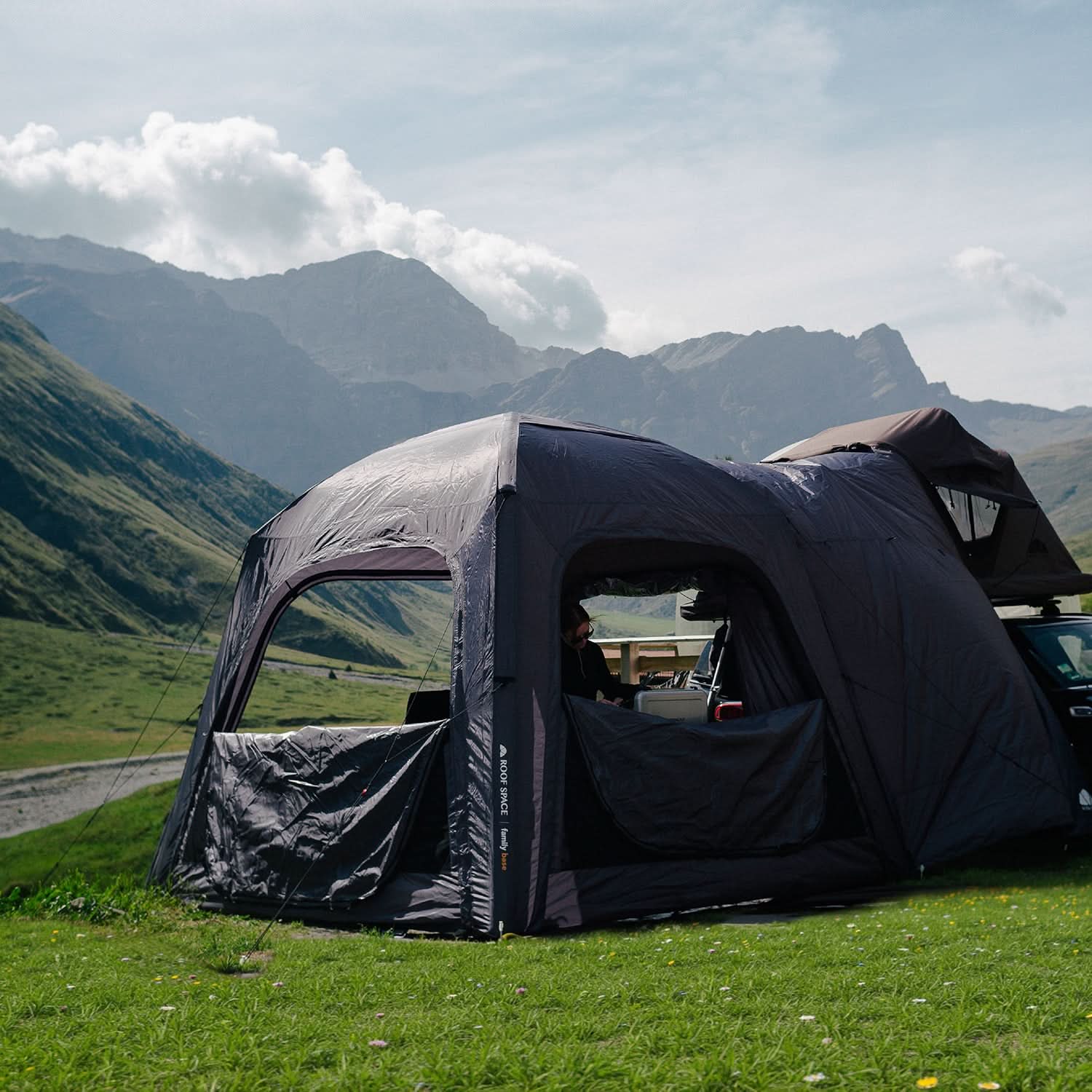 Dunkelgraues aufblasbares Auto-Camper-Zelt Family Base mit Pop-up-Dach und großem Vorderfenster