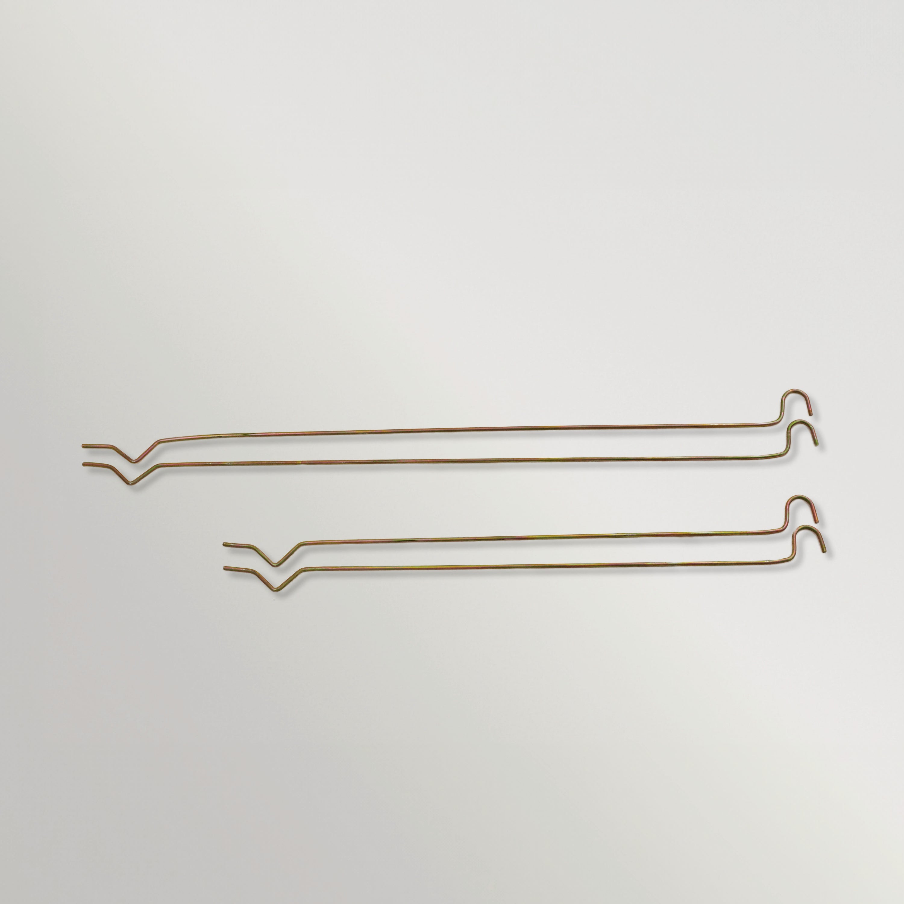 Zwei goldfarbene Metall-Autotür-Griffe mit eleganter, gebogener Form