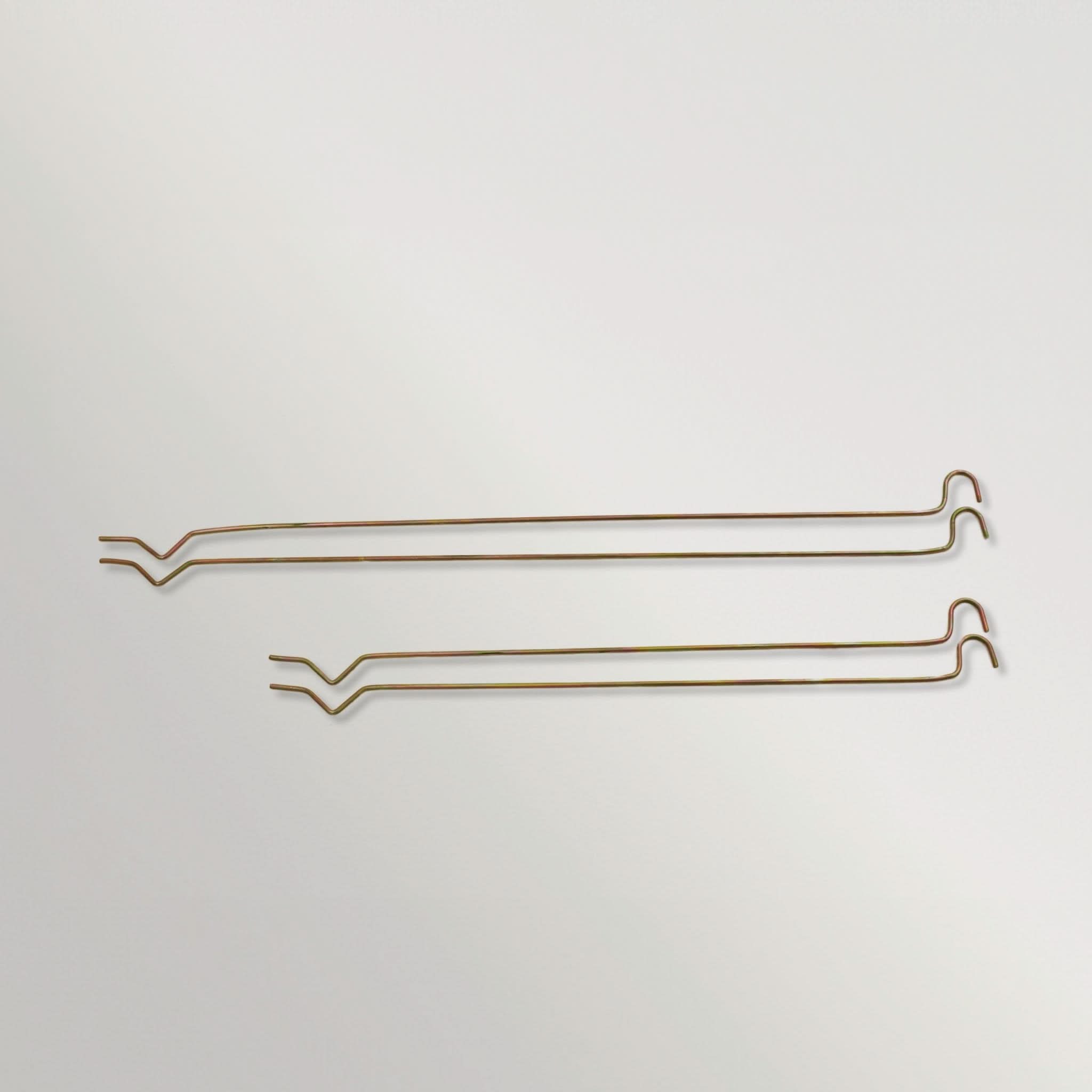 Zwei goldfarbene Metall-Autotür-Griffe mit eleganter, gebogener Form