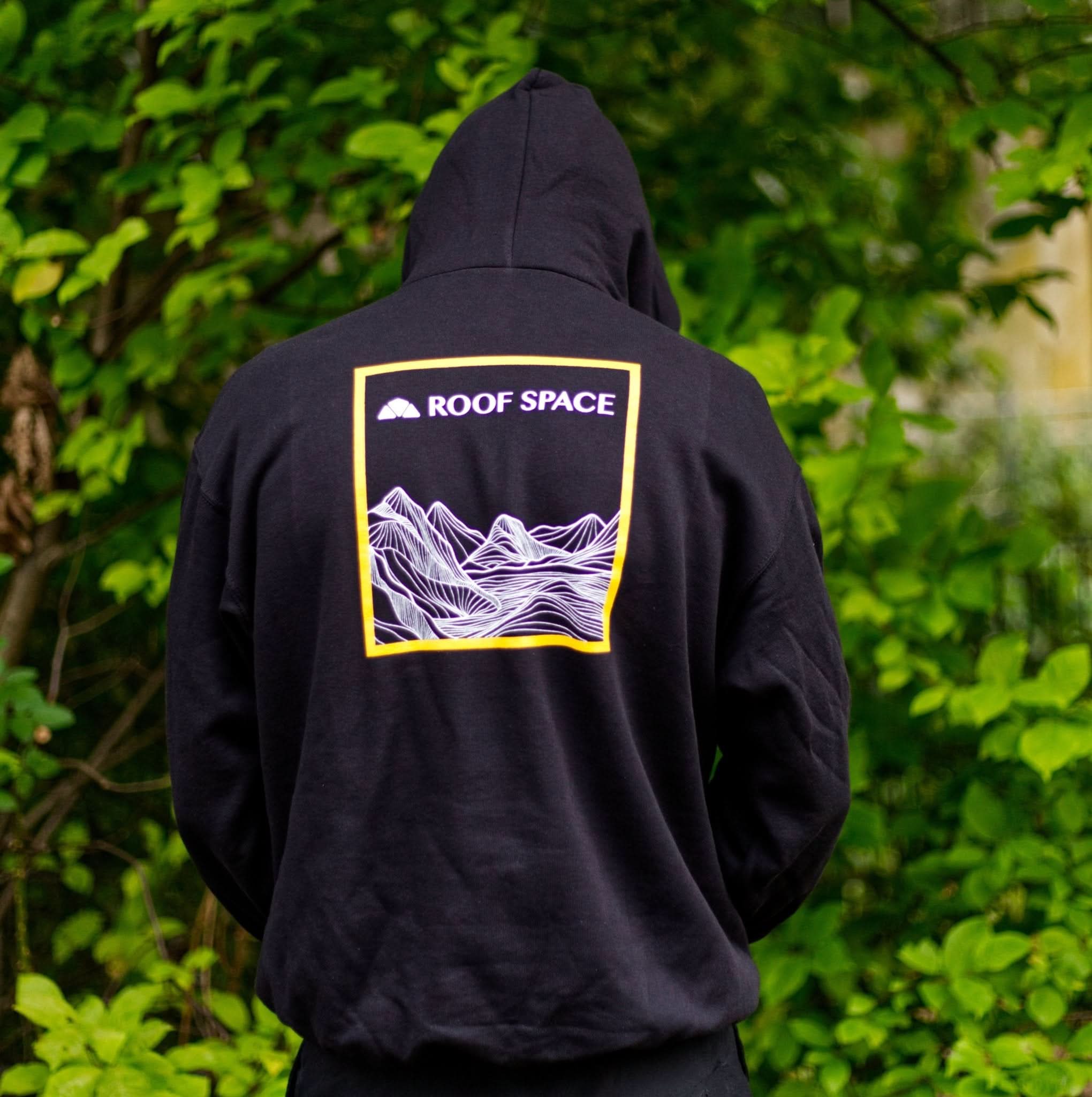 Schwarzer Hoodie mit gelbem Rahmen und Berggrafik Roof Space