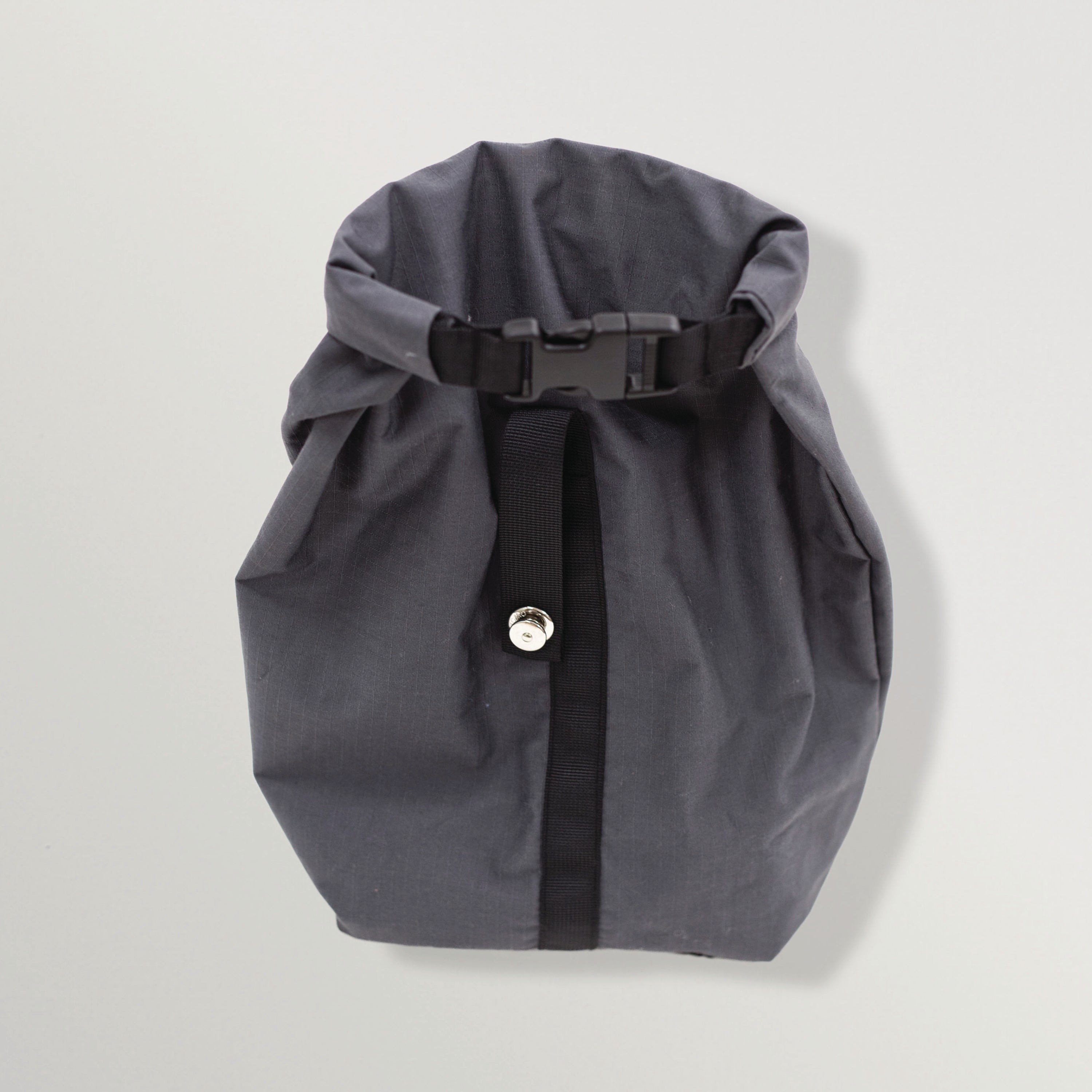 Dunkelgrauer wasserdichter Schuhbeutel mit schwarzem Gurt und Schnalle