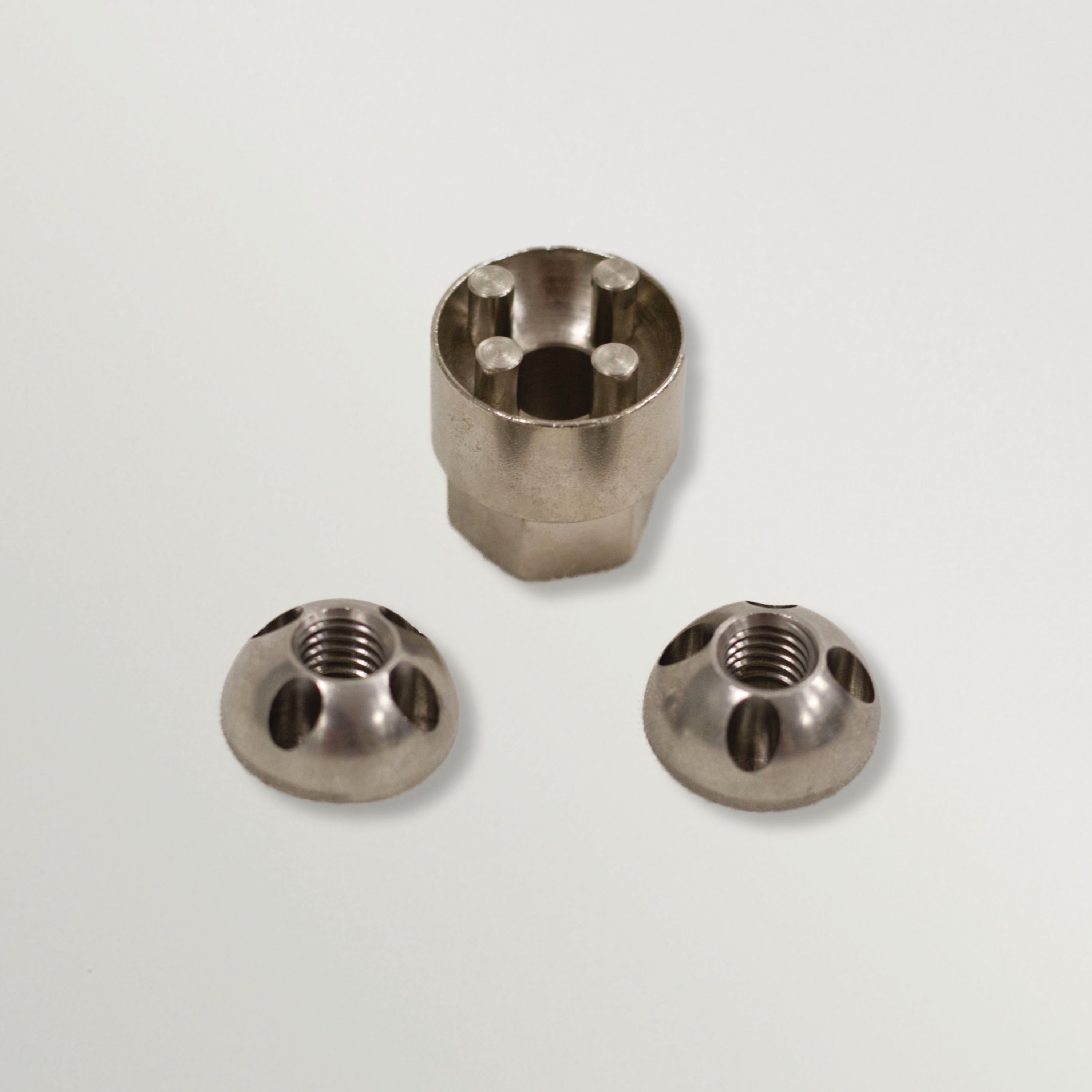 Silberner Spezialschrauben-Diebstahlschutz mit Buchsen und Kappen