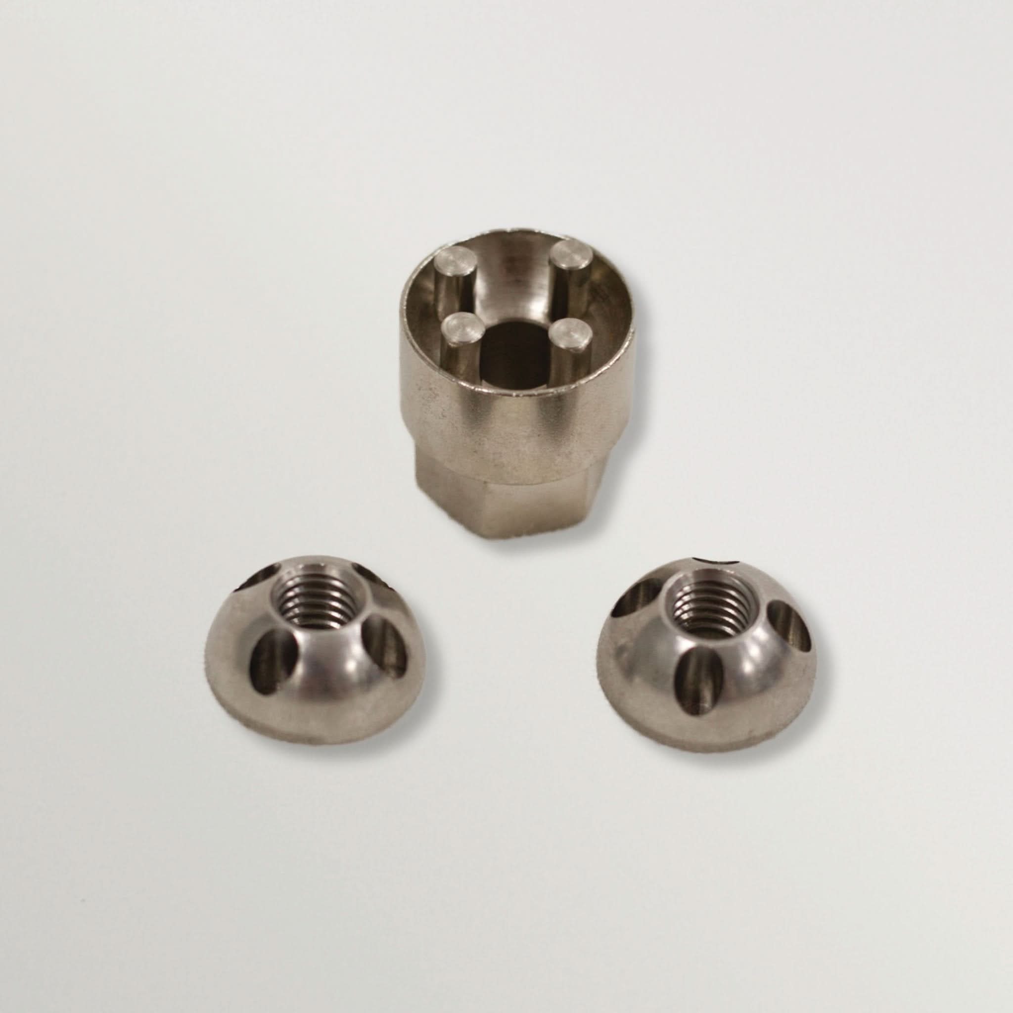 Silberner Spezialschrauben-Diebstahlschutz mit Buchsen und Kappen