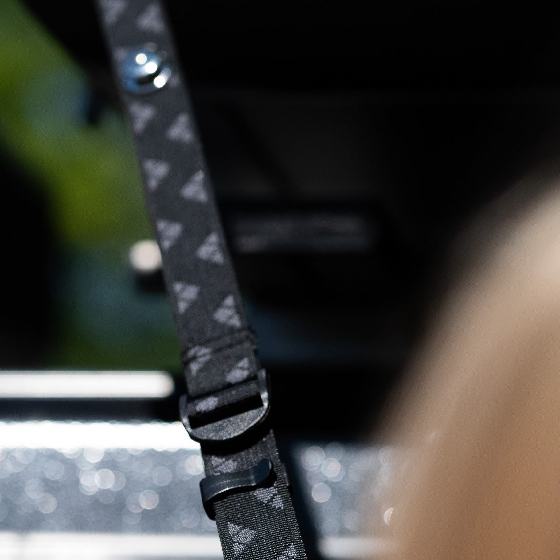 Schwarzer Gurt mit weißem Dreiecksmuster, silberner Niete und schwarzer Schnalle für Öffnen & Schließen