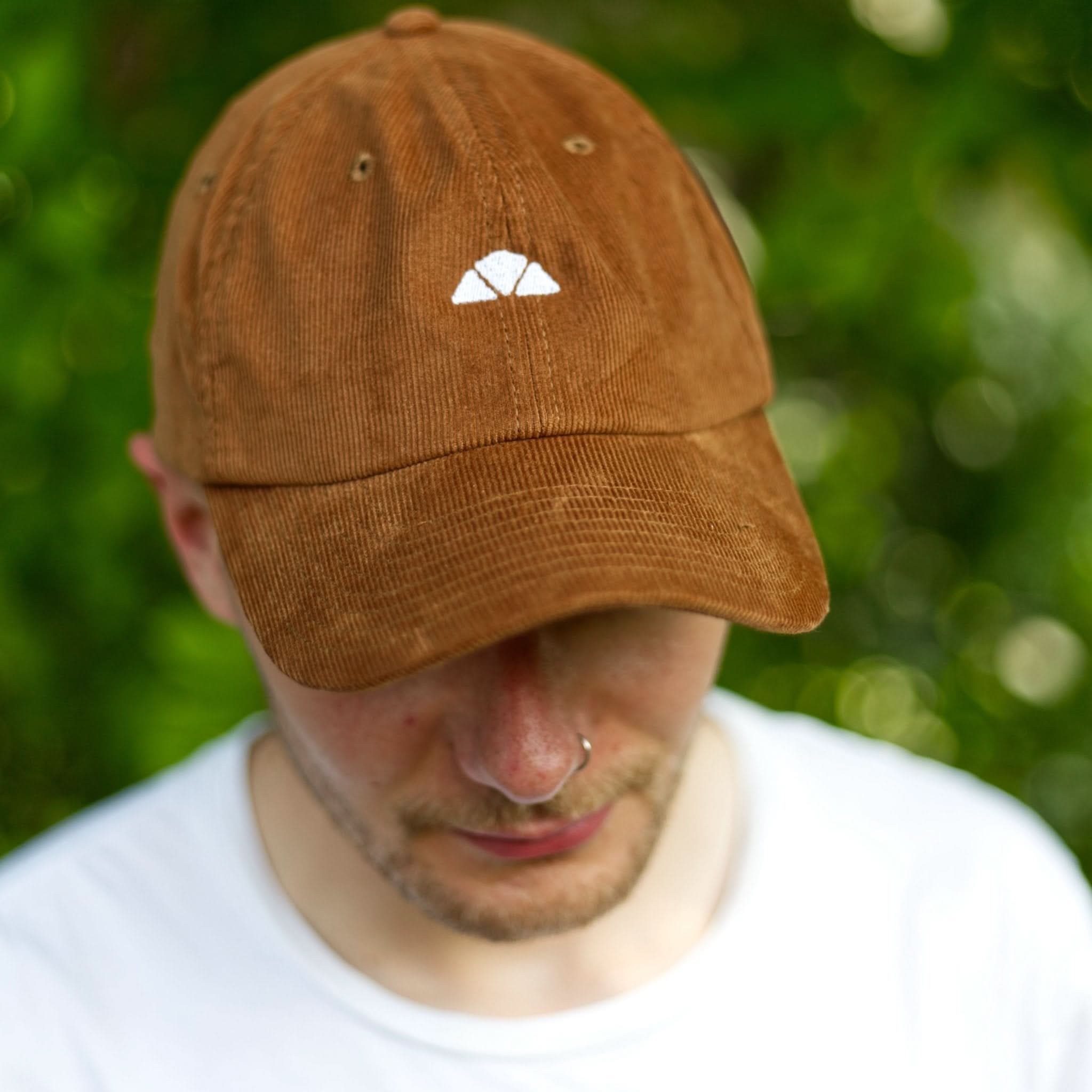 Brauner Kord-Cap Roof Space Baseballhut mit weißem Berglogo