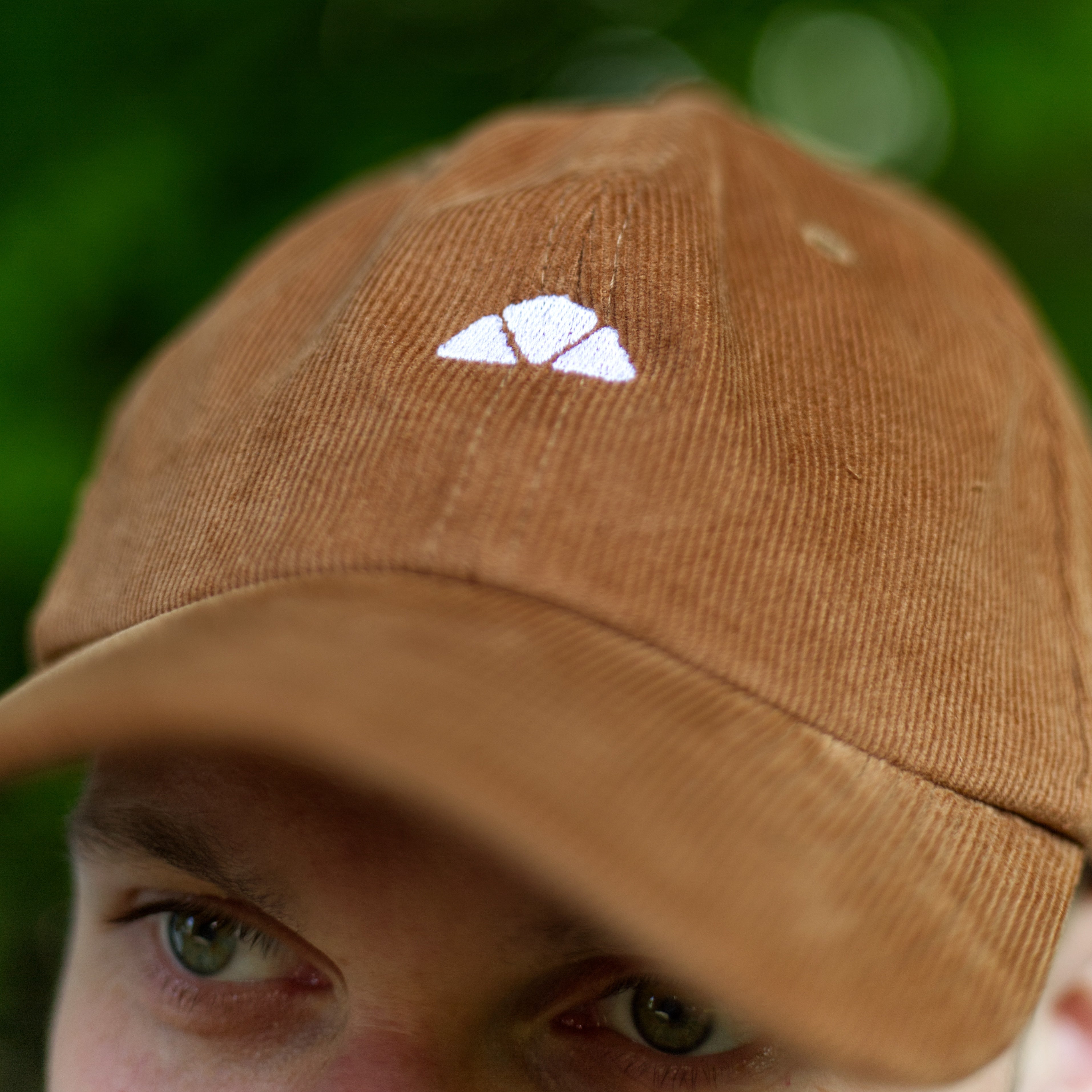 Brauner Corduroy Baseball Cap mit weißem Logo für Cord-Cap Roof Space