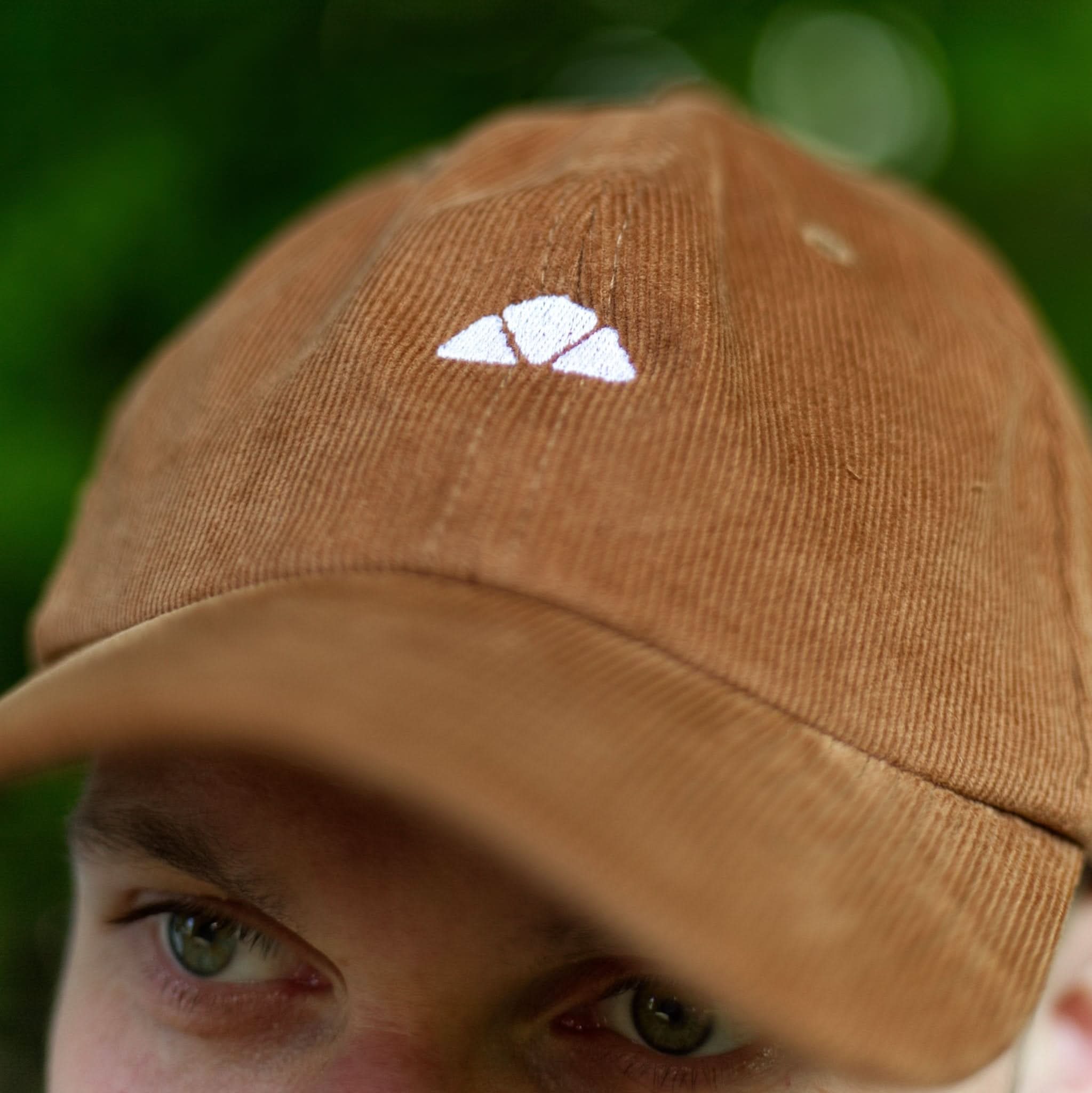 Brauner Corduroy Baseball Cap mit weißem Logo für Cord-Cap Roof Space