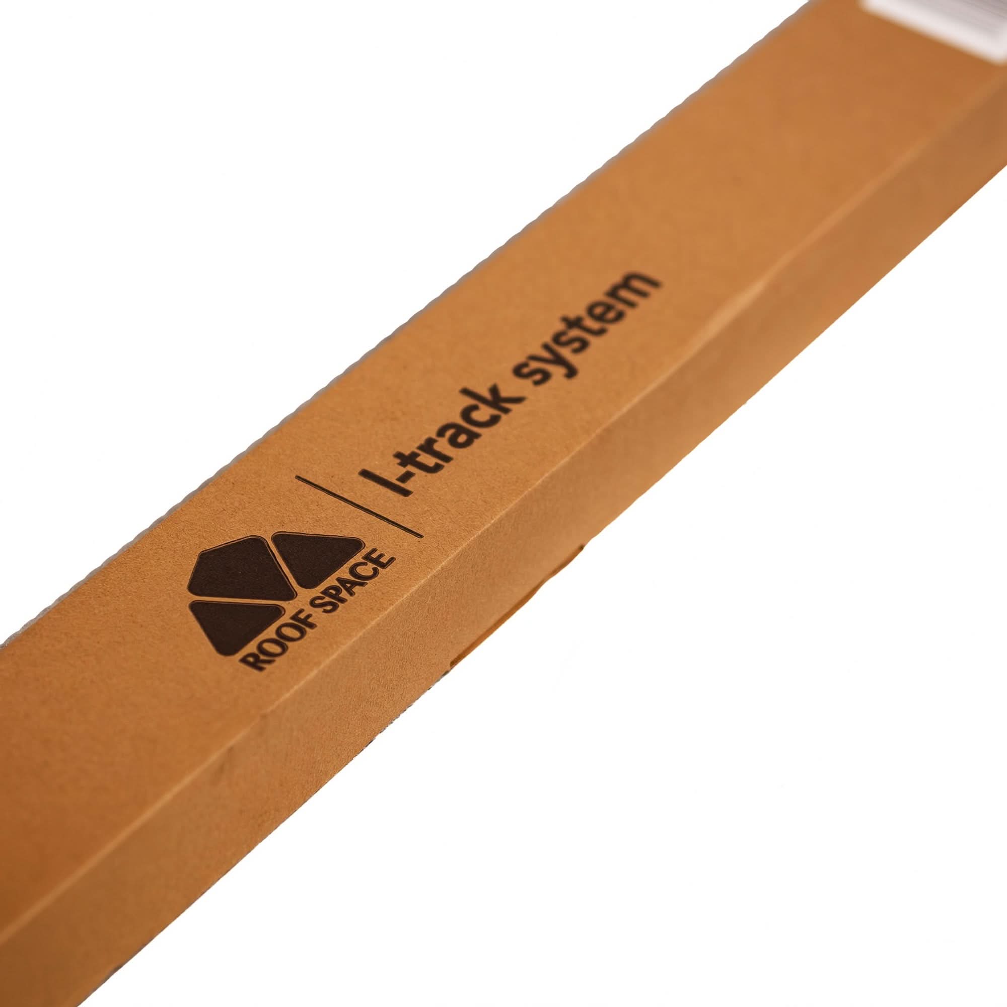 Brauner Kartonverpackung mit Aufschrift Dachraum i-Track-System und schwarzem Logo für L-Tracks