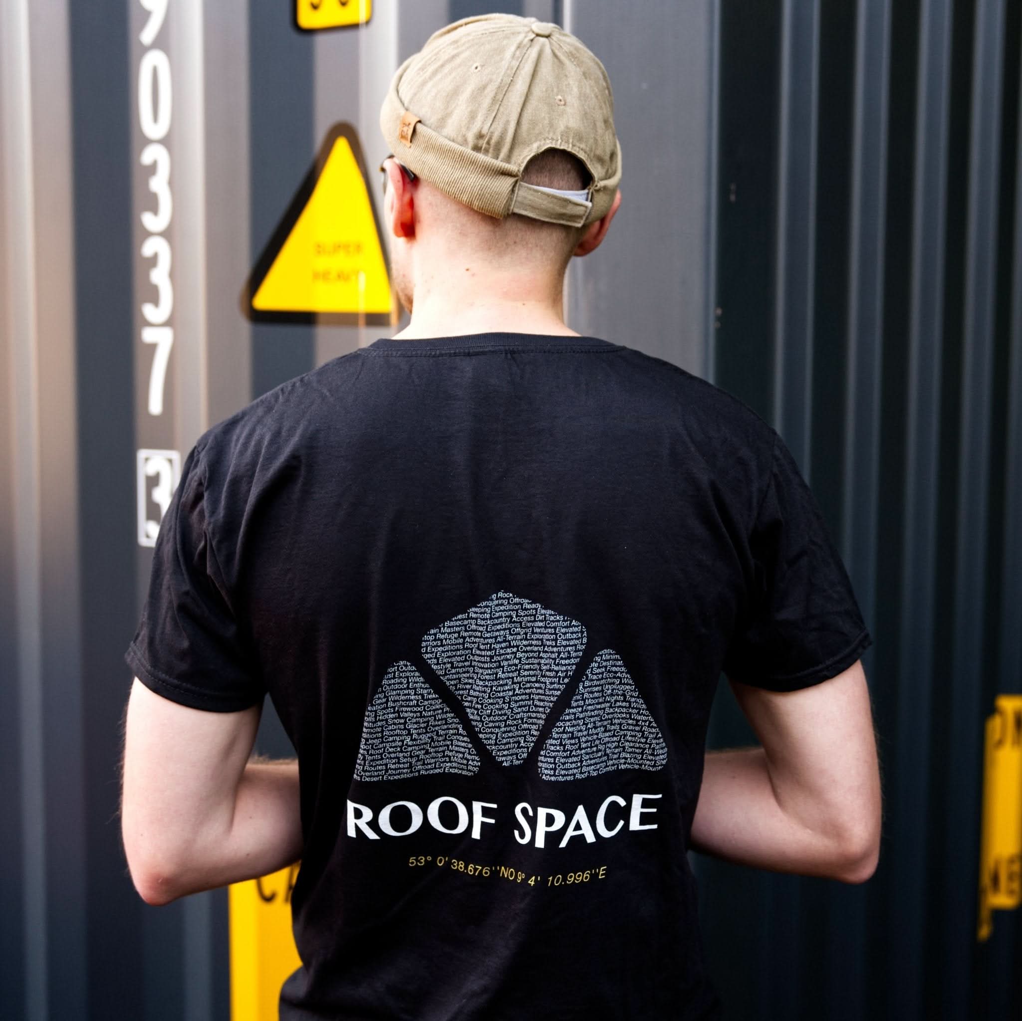 Schwarzes T-Shirt mit weißem Dachboden-Grafik-Print auf dem Rücken