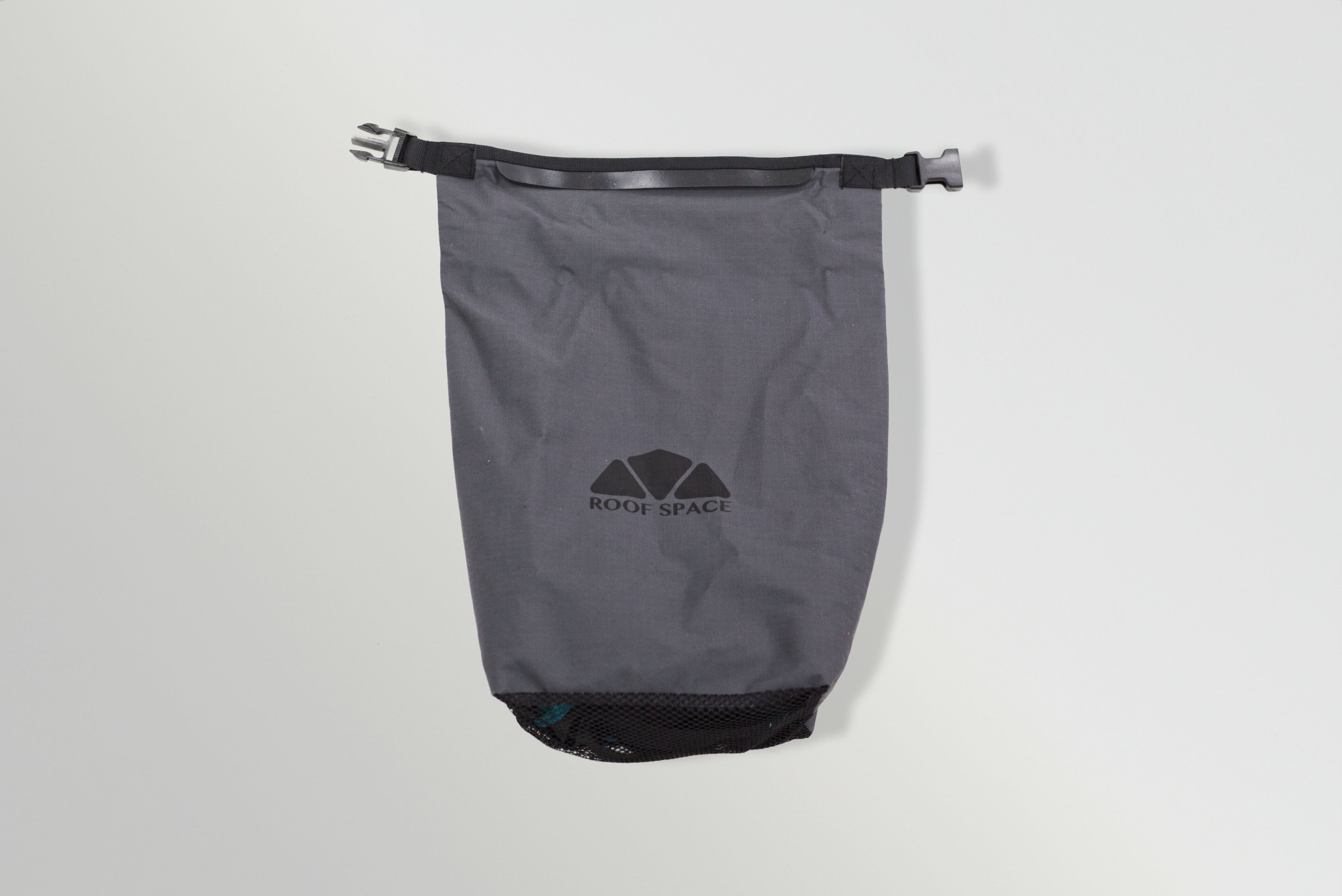 Grauer Packsack mit schwarzem Rand und ROOF SPACE Logo für organisierte Outdoor-Abenteuer.