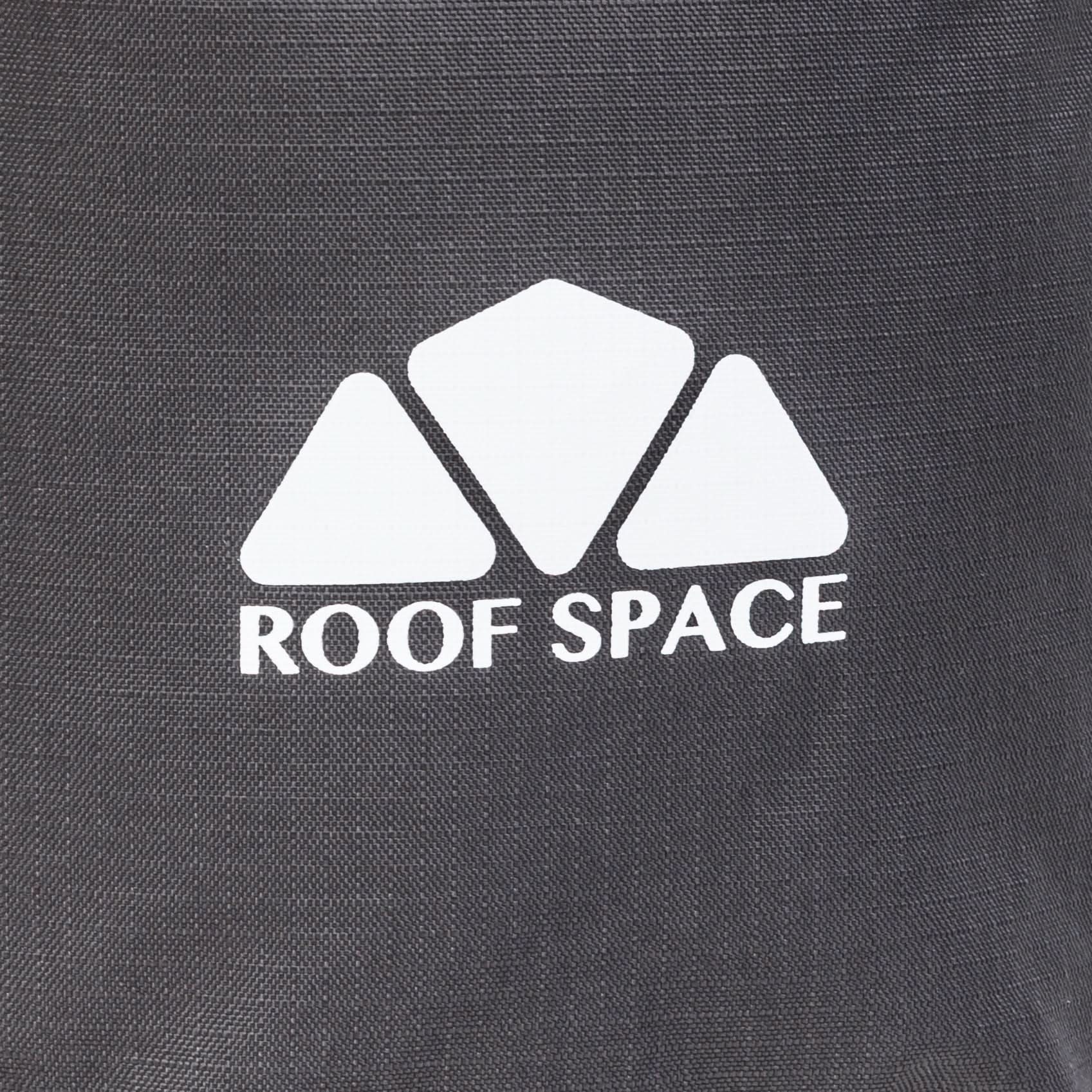 Nahaufnahme eines grauen Stoffs mit weißem „ROOF SPACE“-Logo und drei weißen, pyramidenförmigen Formen darüber.