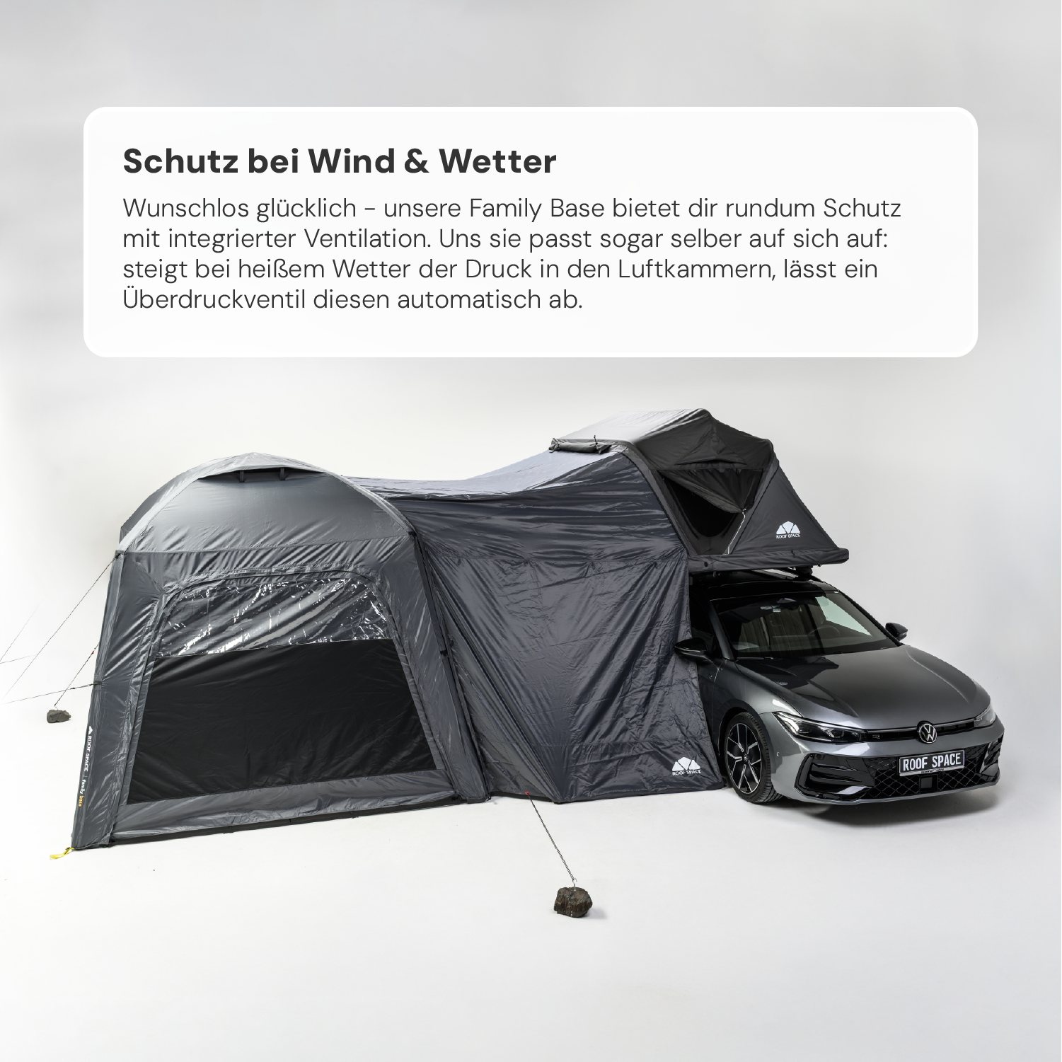 Ein graues Auto mit einem grauem Zelt "ROOF SPACE" verbunden, vor einem weißen Hintergrund. "Schutz bei Wind & Wetter" Text darüber.