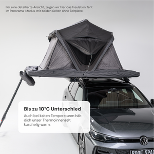 Graues Auto mit montiertem, geöffnetem Dachzelt im Panoramamodus. Text: "Bis zu 10°C Unterschied. Thermoinnenzelt hält kuschelig warm." Helles Studioambiente.