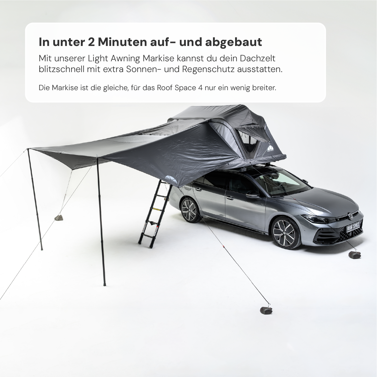 Ein graues Auto mit einem Dachzelt und einer grauen Markise vor einem weißen Hintergrund. Text: "In unter 2 Minuten auf- und abgebaut" und "ROOF SPACE".