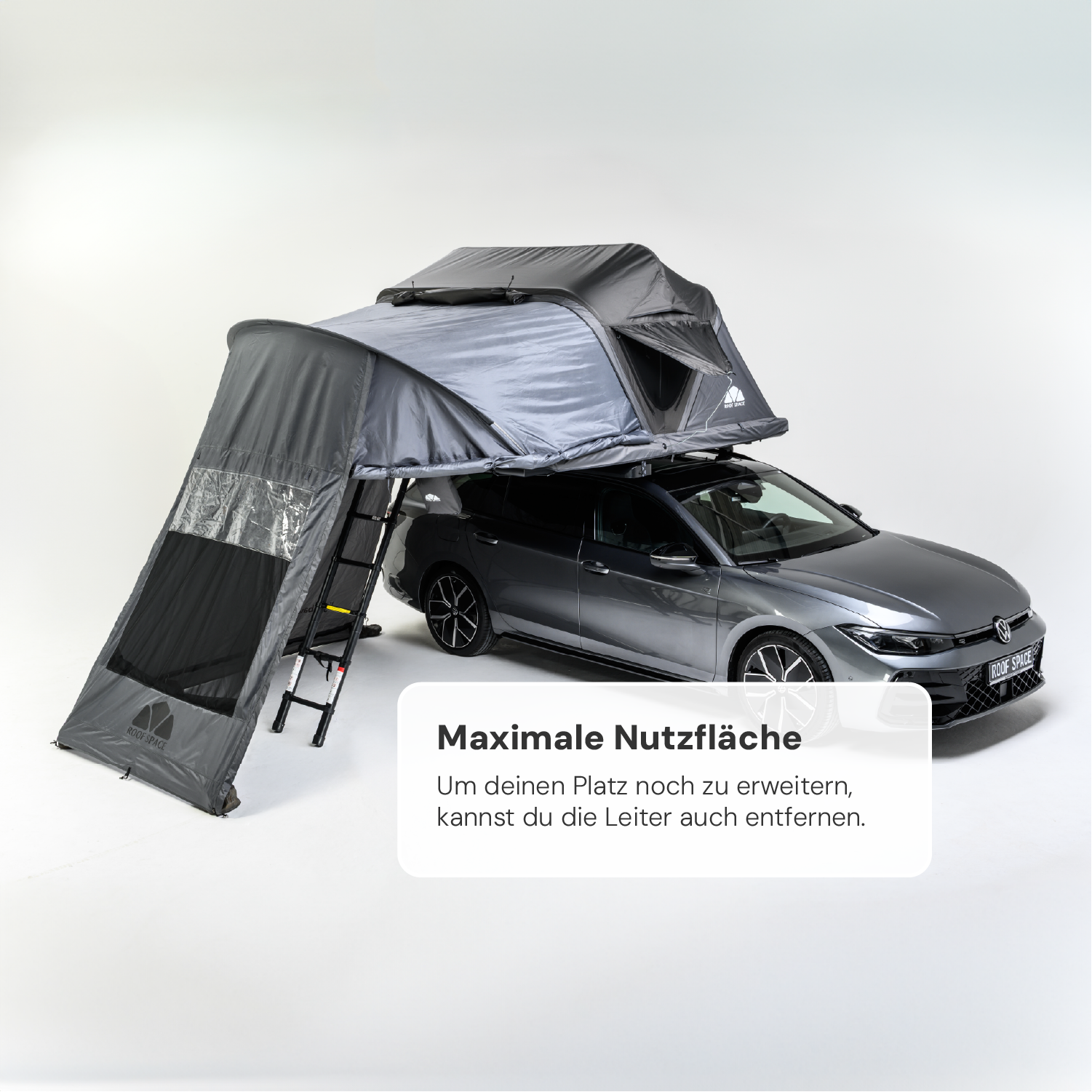 Grauer VW mit Dachzelt "ROOF SPACE", Leiter angebaut. Textfeld: "Maximale Nutzfläche. Um deinen Platz noch zu erweitern, kannst du die Leiter auch entfernen." Helle, neutrale Umgebung.