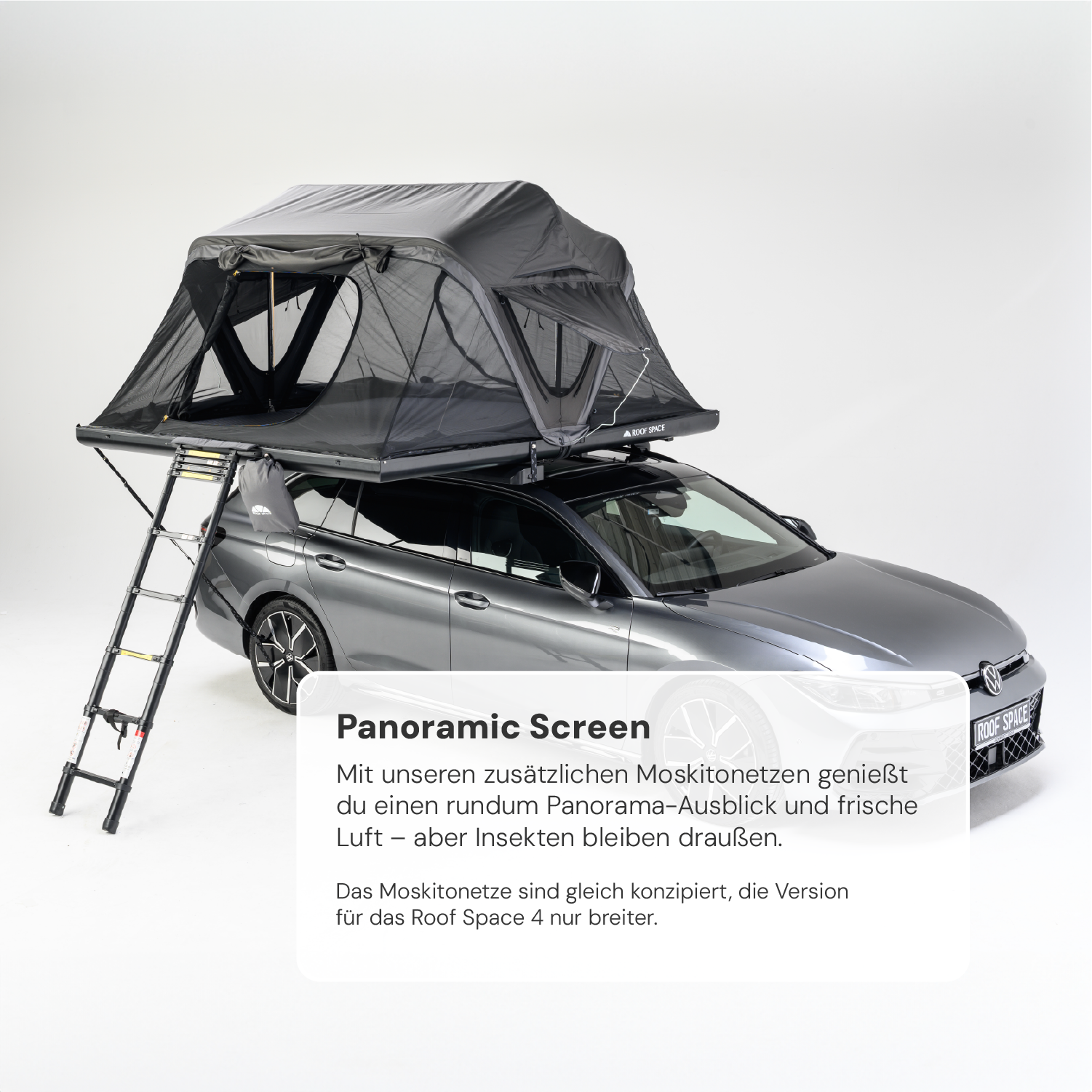 Graues Auto mit Dachzelt und ausziehbarer Leiter vor hellem Hintergrund. Text im Vordergrund: "Panoramic Screen". "ROOF SPACE"-Logos sind am Zelt und am Kühlergrill sichtbar.