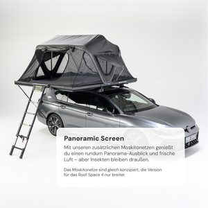 Graues Auto mit Dachzelt und ausziehbarer Leiter vor hellem Hintergrund. Text im Vordergrund: "Panoramic Screen". "ROOF SPACE"-Logos sind am Zelt und am Kühlergrill sichtbar.