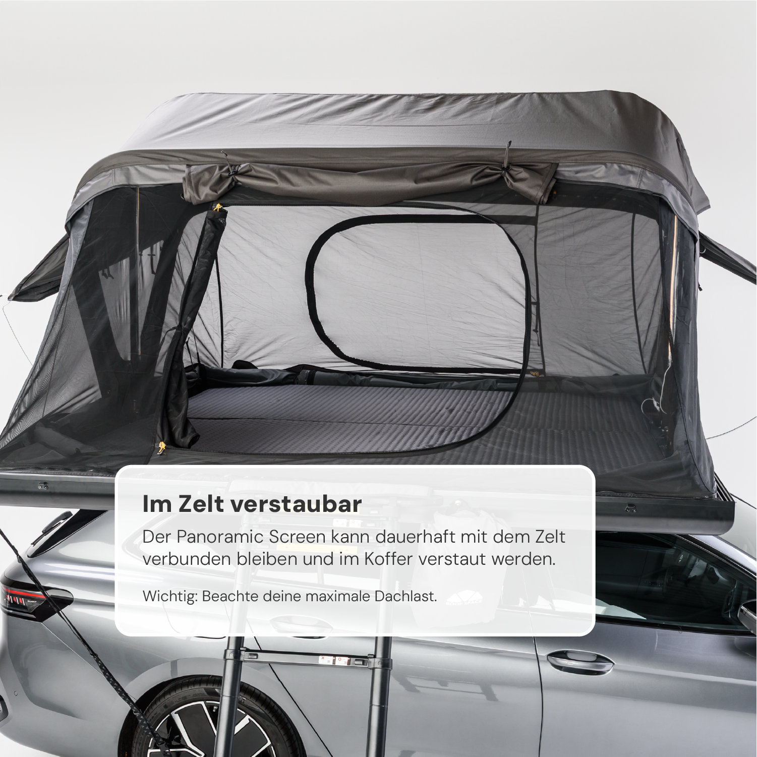 Ein graues Autodachzelt mit Moskitonetz, teilweise geöffnet. Text: "Im Zelt verstaubar...", Hinweis zum Dachlast. Helles, neutrales Licht.