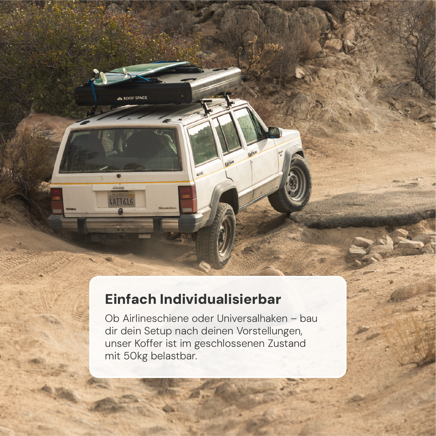 Ein weißer Jeep Cherokee mit Dachzelt fährt auf einer sandigen Piste bergauf, im Hintergrund Felsen und Gestrüpp. Textfeld "Einfach Individualisierbar" sichtbar.