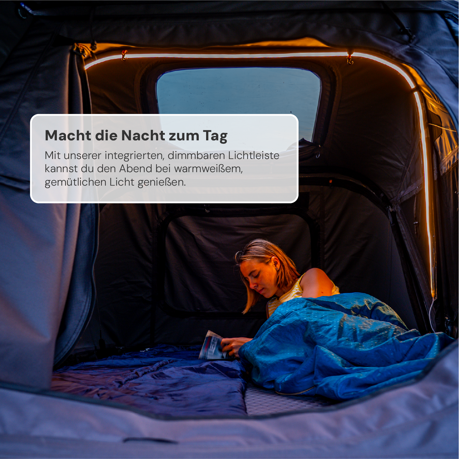 Innenansicht eines Zeltes mit einer Frau, die im Schlafsack liegt und ein Buch liest. Warmweißes Licht, Textfeld: "Macht die Nacht zum Tag".

