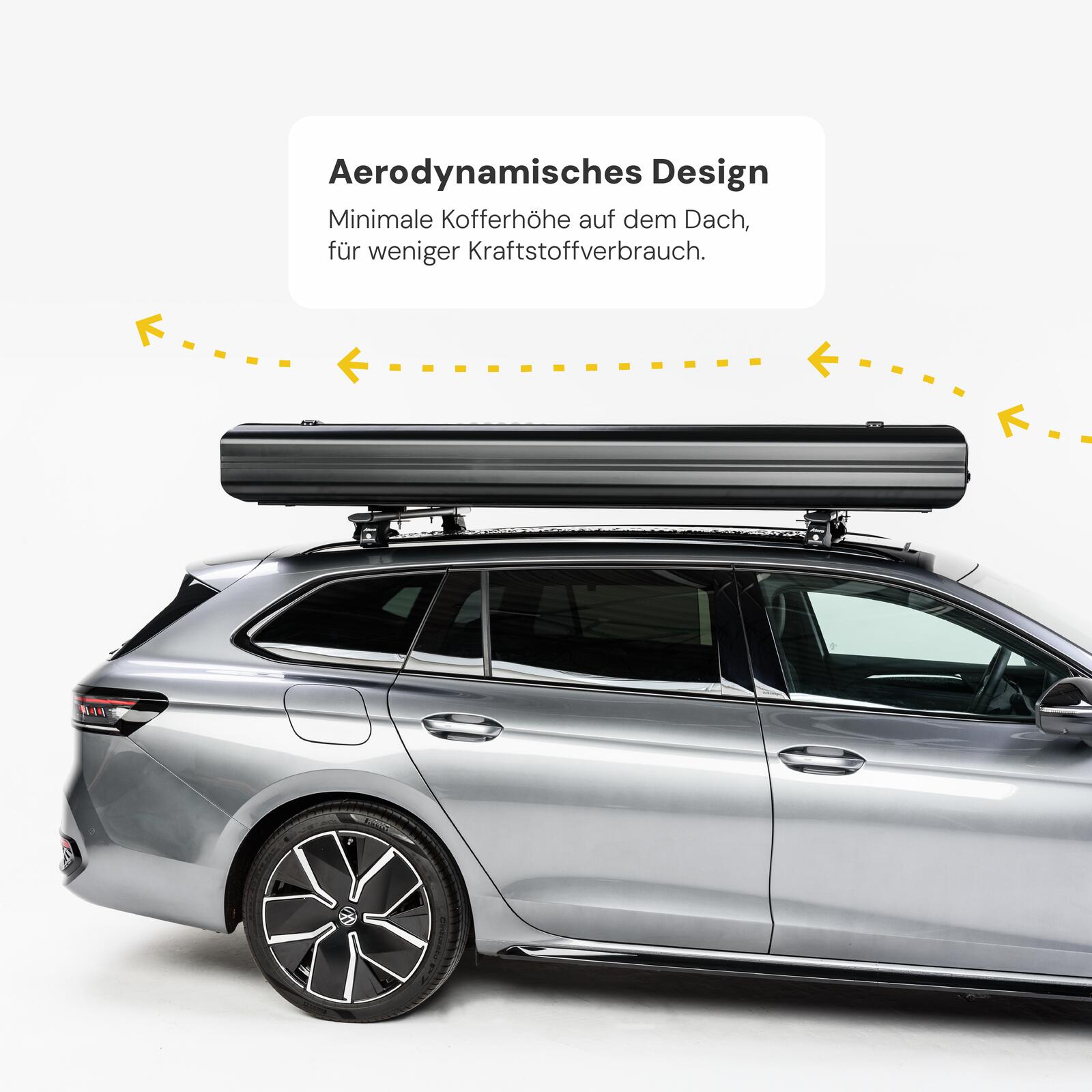 Ein silberner Kombi mit einer schwarzen Dachbox vor einem weißen Hintergrund. Textfeld: "Aerodynamisches Design. Minimale Kofferhöhe auf dem Dach, für weniger Kraftstoffverbrauch".
