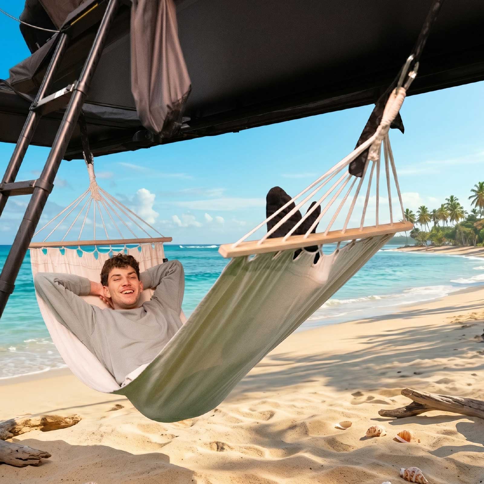Eine Person am Strand in der neuen Roof Space Hängematte. Die Hängematte ist mit speziellem Befestigungsmaterial direkt am Zelt befestigt.
