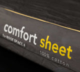 Passgenaues Comfort Sheet Spannbettlaken aus 100% Baumwolle aufgezogen mit Schriftzug.